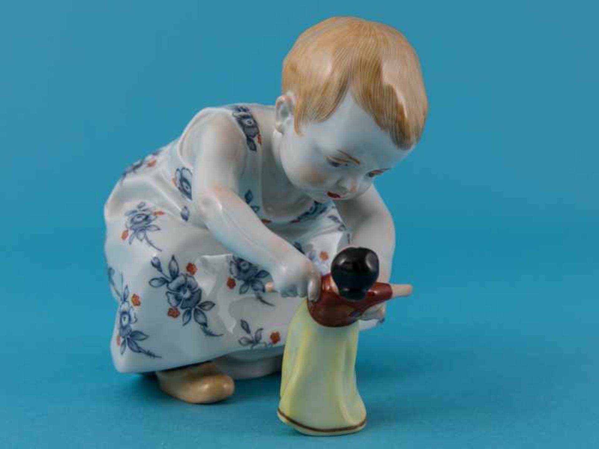 Figur "Mädchen mit Puppe"; Entwurf: Julius Konrad Hentschel (1872 - 1907); Meissen, 1986.