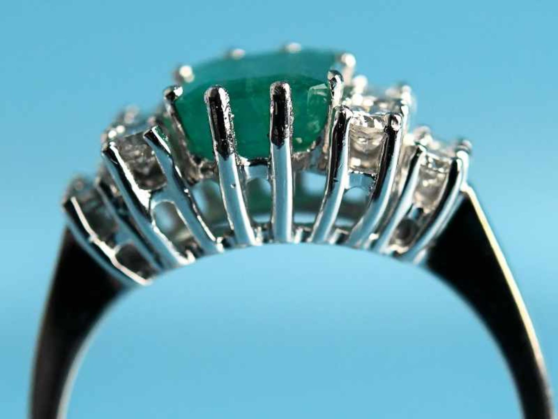 Ring mit Smaragd ca. 0,66 ct und 10 Brillanten, zusammen ca. 0,5 ct, 90-er Jahre. 585/- Weißgold. - Image 2 of 4