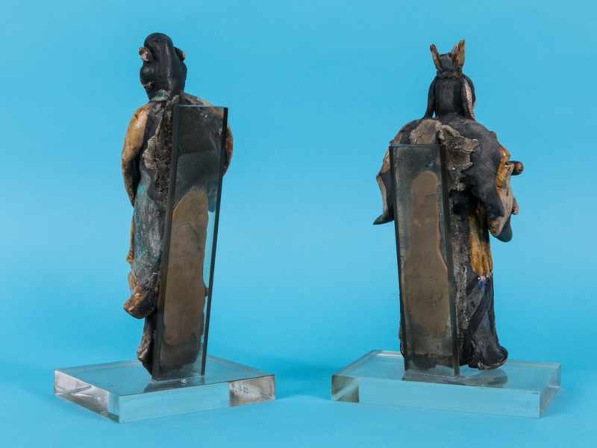Paar chinesischer Fayence Figuren auf Acrylsockel montiert; China, 1. Hälfte 20. Jh. - Bild 6 aus 8