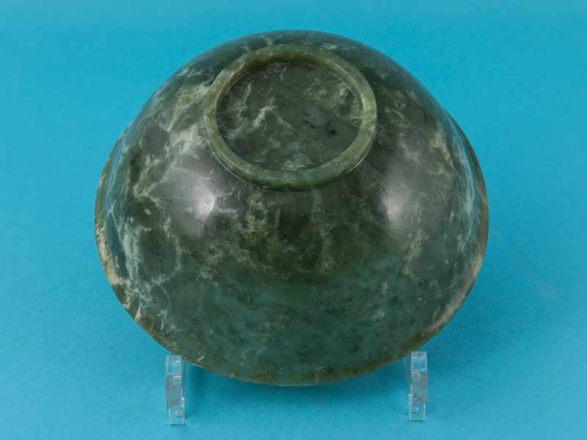 Jade-Rundschale, asiatisch, wohl 18./ 19. Jh. Jade in grün variierter, teils weißlich opak, - Bild 4 aus 7