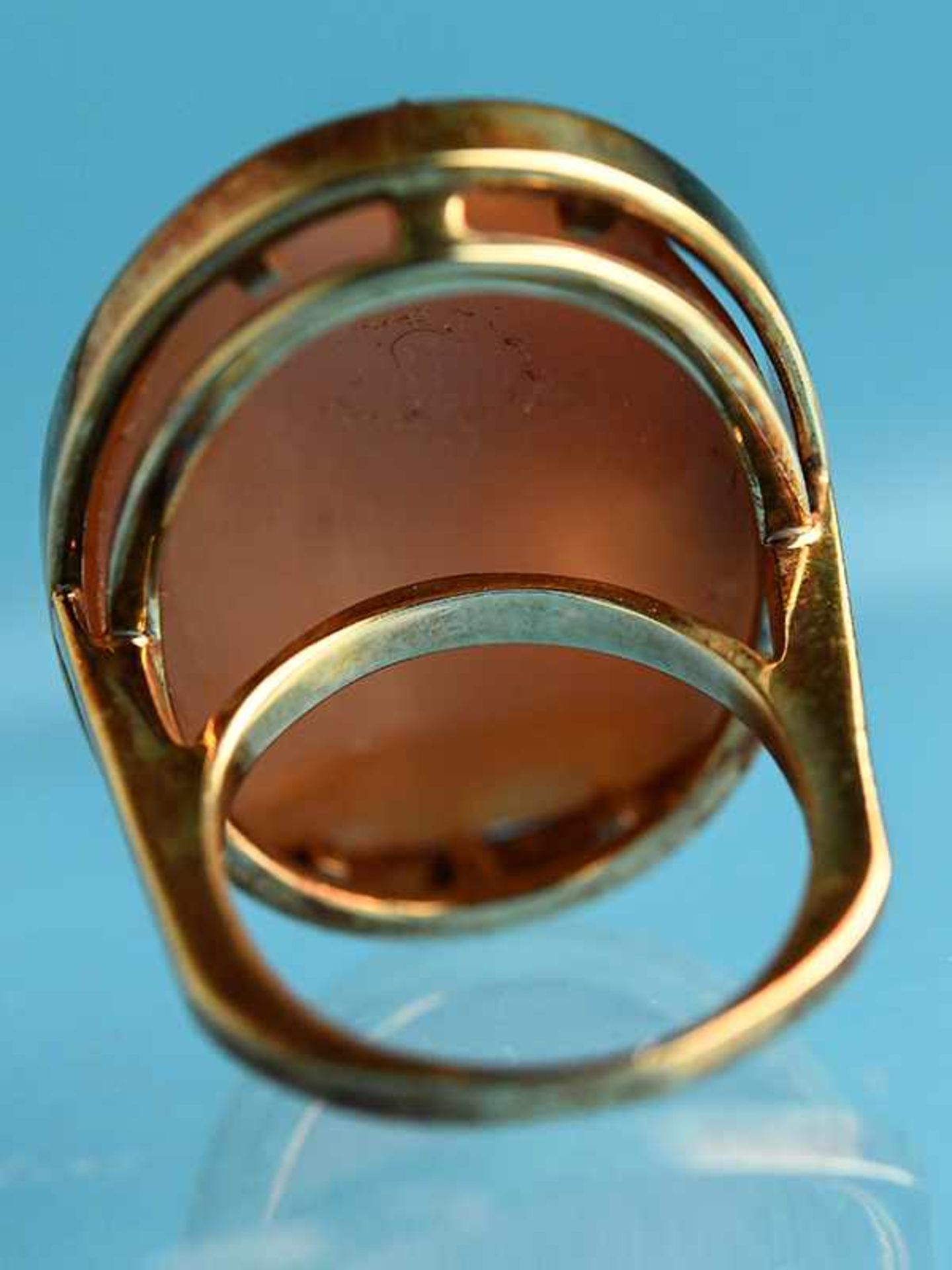 Ring mit Kamee, 80-er Jahre. 585/- Gelbgold. Gesamtgewicht ca. 15,1 g. Hochovale Muschelkamee mit - Bild 4 aus 4