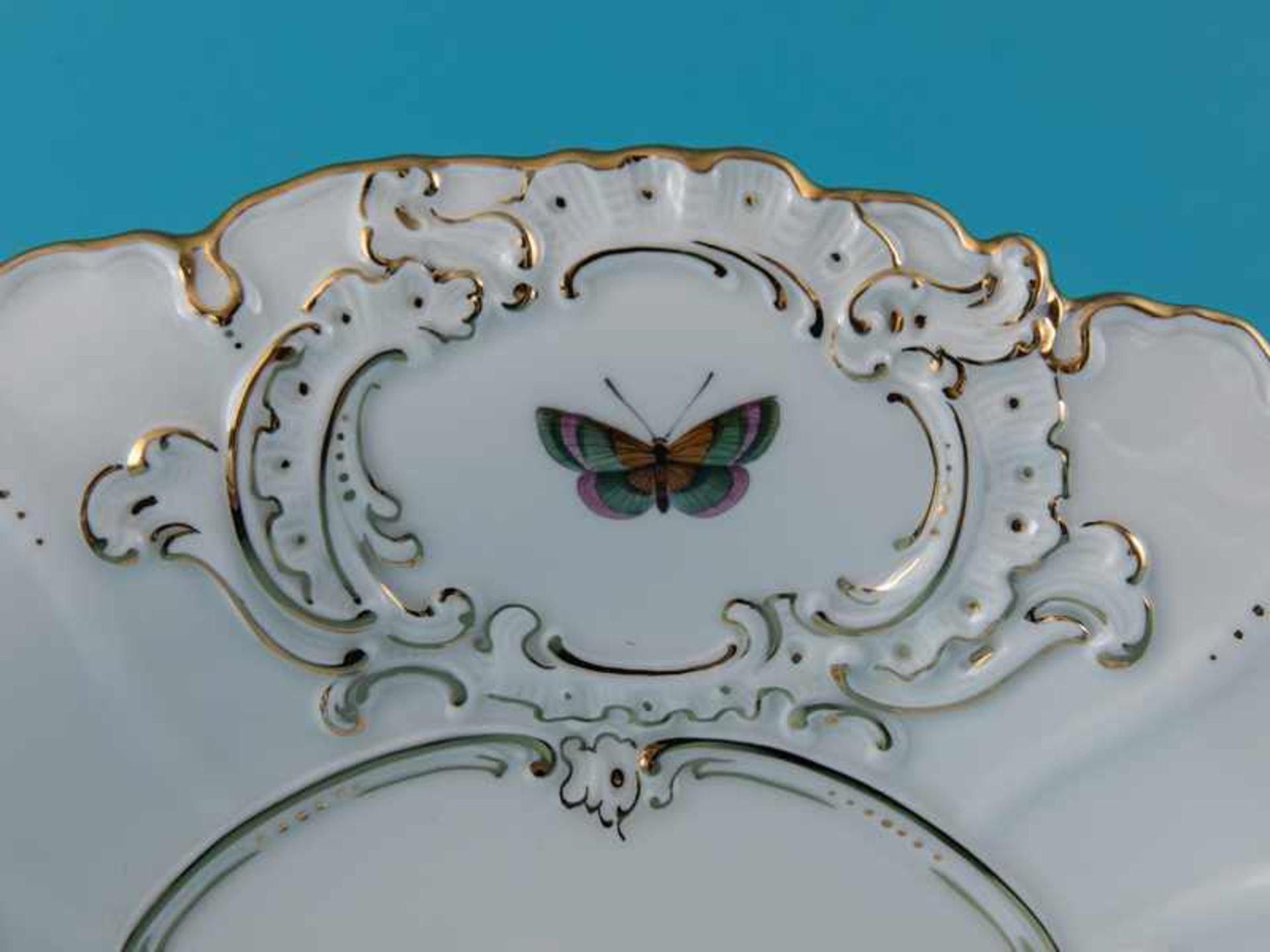 Prunkteller mit Eisvogel-Dekor, Meissen, 1. Hälfte 20. Jh. Weißporzellan mit polychromer Malerei, - Image 3 of 6