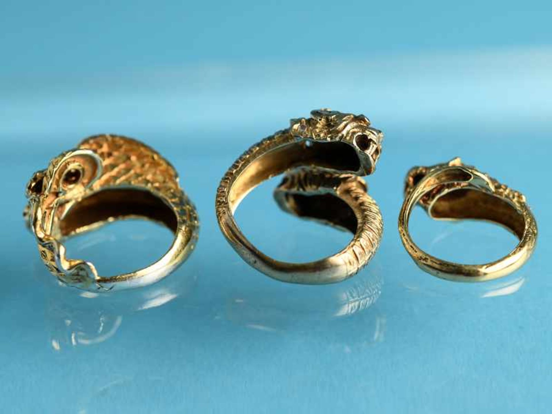3 verschiedene Ringe in Tierform, 20. Jh. 1.) Silber vergoldet mit farblosen Farbsteinen konturiert. - Image 10 of 10