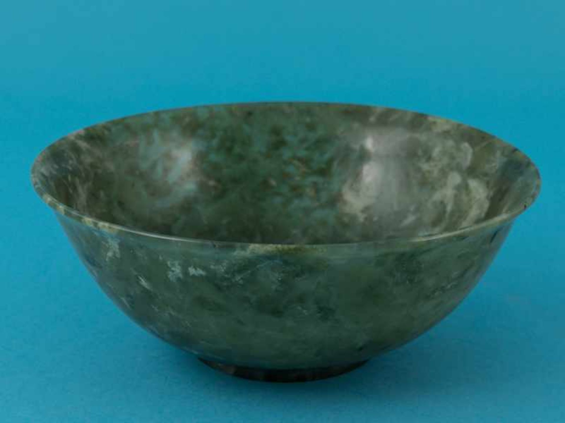 Jade-Rundschale, asiatisch, wohl 18./ 19. Jh. Jade in grün variierter, teils weißlich opak, - Bild 7 aus 7