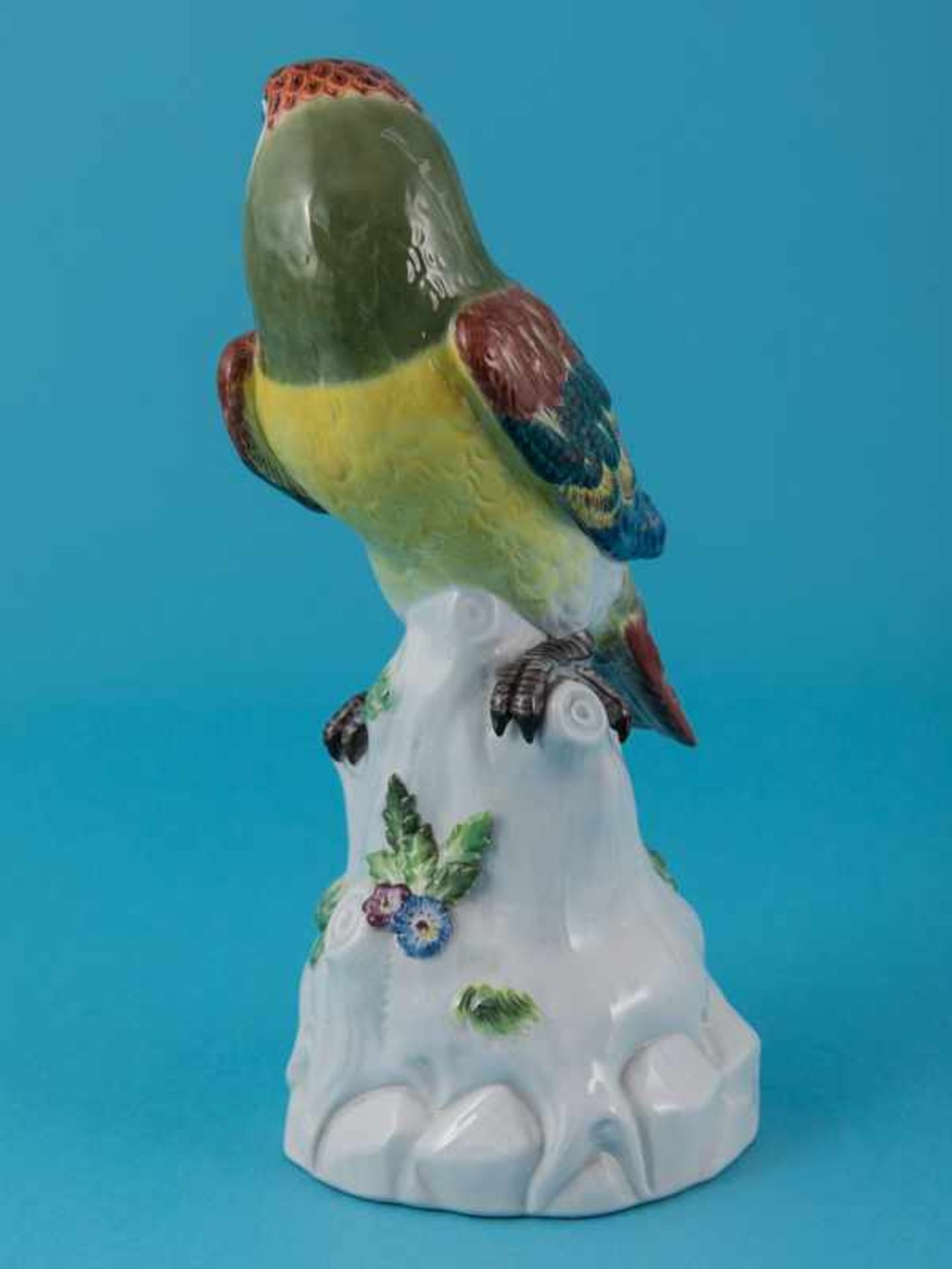 Vogelfigur "Papagei" (Familie Psittacidae); Entw.: Joh. J. Kändler (1706-1775); Meissen, 1981. - Image 6 of 7