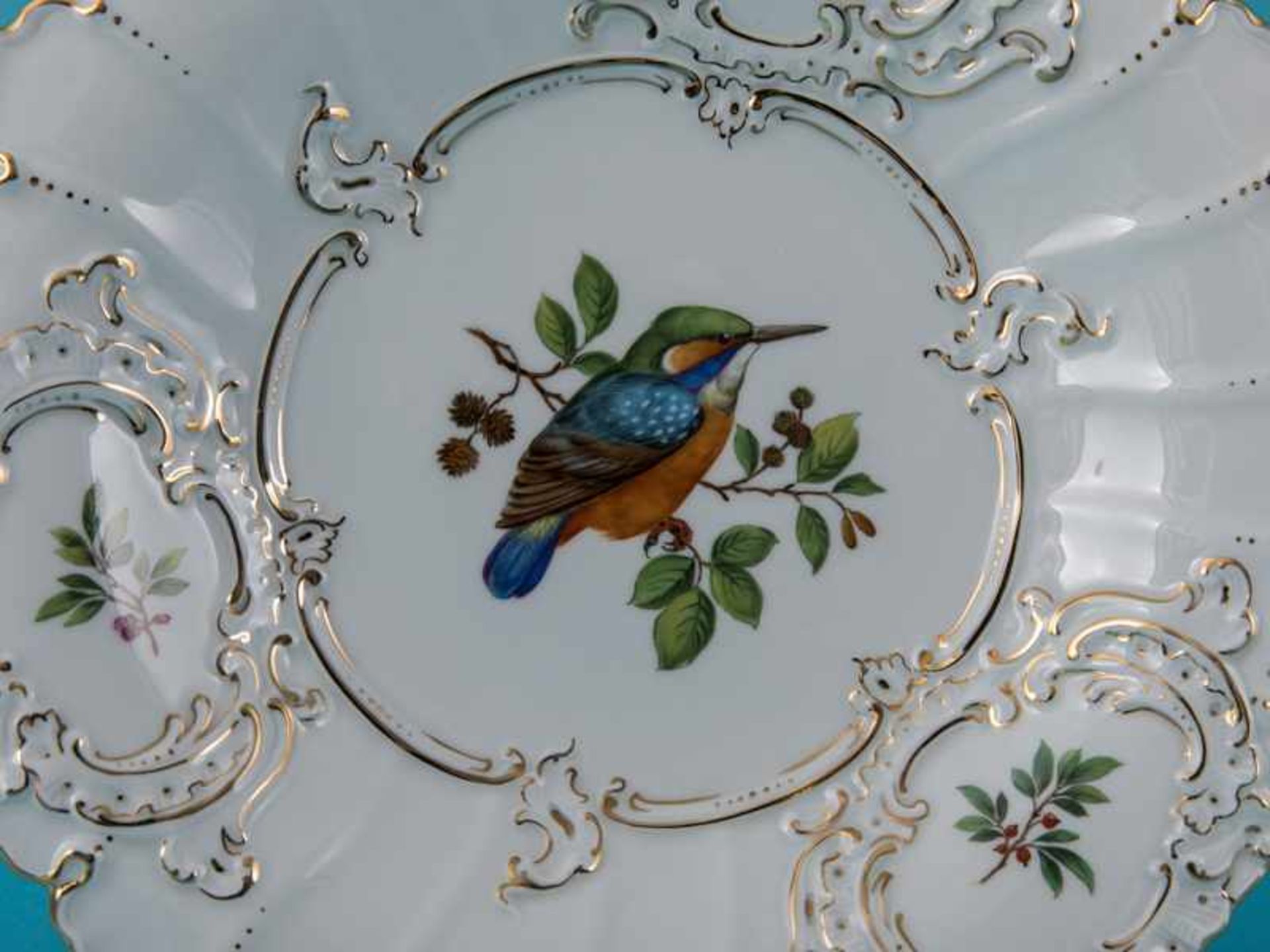 Prunkteller mit Eisvogel-Dekor, Meissen, 1. Hälfte 20. Jh. Weißporzellan mit polychromer Malerei, - Image 2 of 6