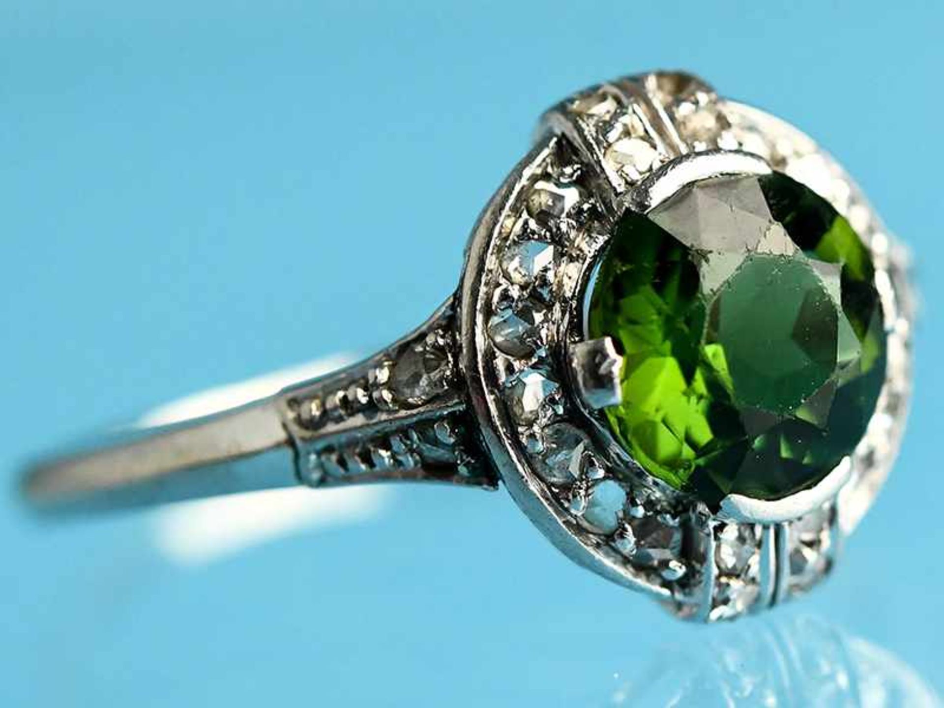 Ring mit grünem Farbstein und kleinen Diamantrosen, Art Déco. 585/- Weißgold. Gesamtgewicht ca. 3, - Bild 2 aus 6