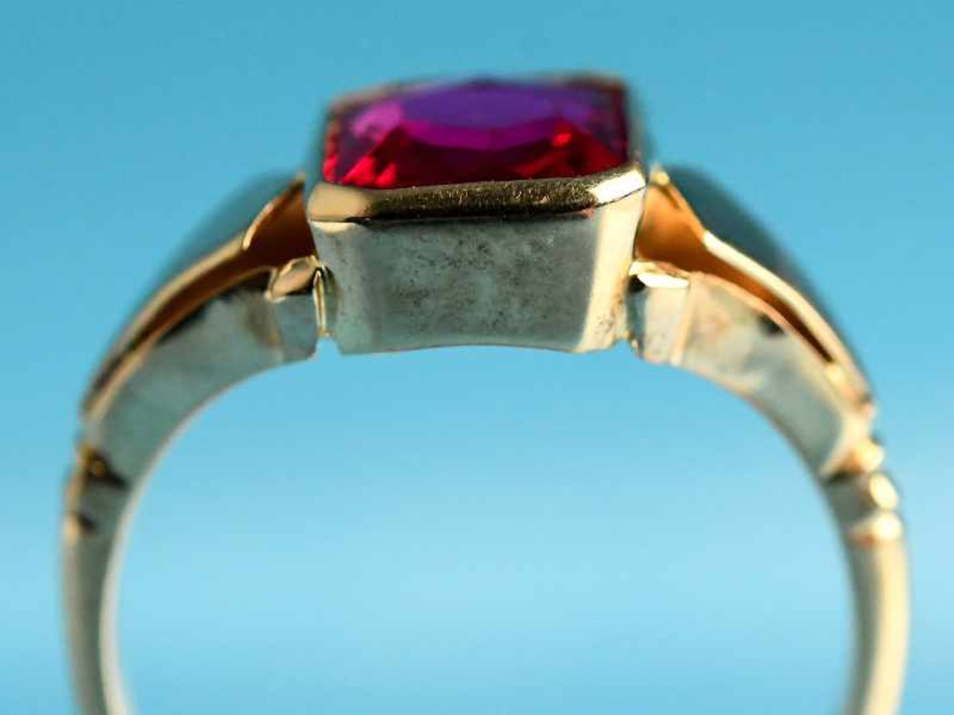 Ring mit synthetischem Rubin, 20. Jh. 9 ct Roségold. Gesamtgewicht ca. 3,9 g. Rechteckig - Image 3 of 5