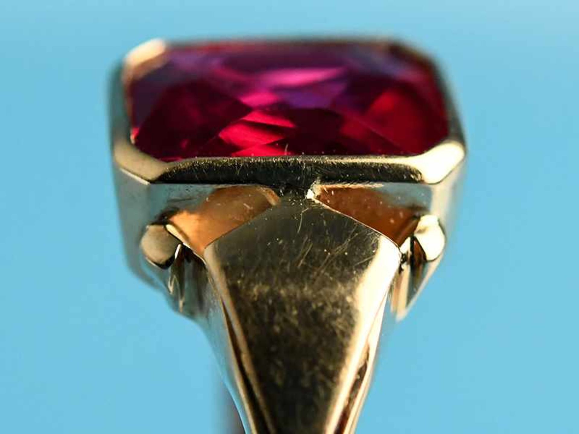 Ring mit synthetischem Rubin, 20. Jh. 9 ct Roségold. Gesamtgewicht ca. 3,9 g. Rechteckig - Image 2 of 5