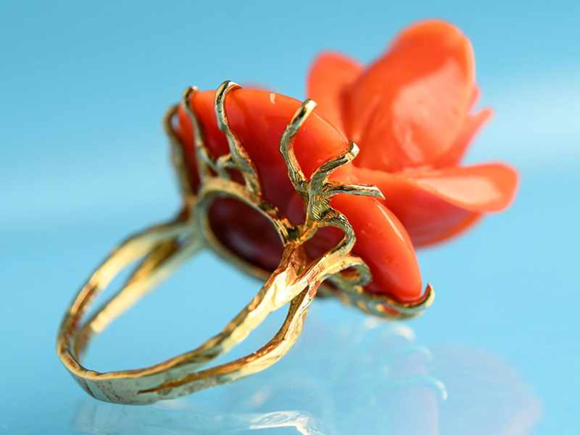 Ring mit geschnittener Korallen-Rosenblüte, 90-er Jahre. 585/- Gelbgold. Gesamtgewicht 16,2 g. Hohe, - Bild 4 aus 5