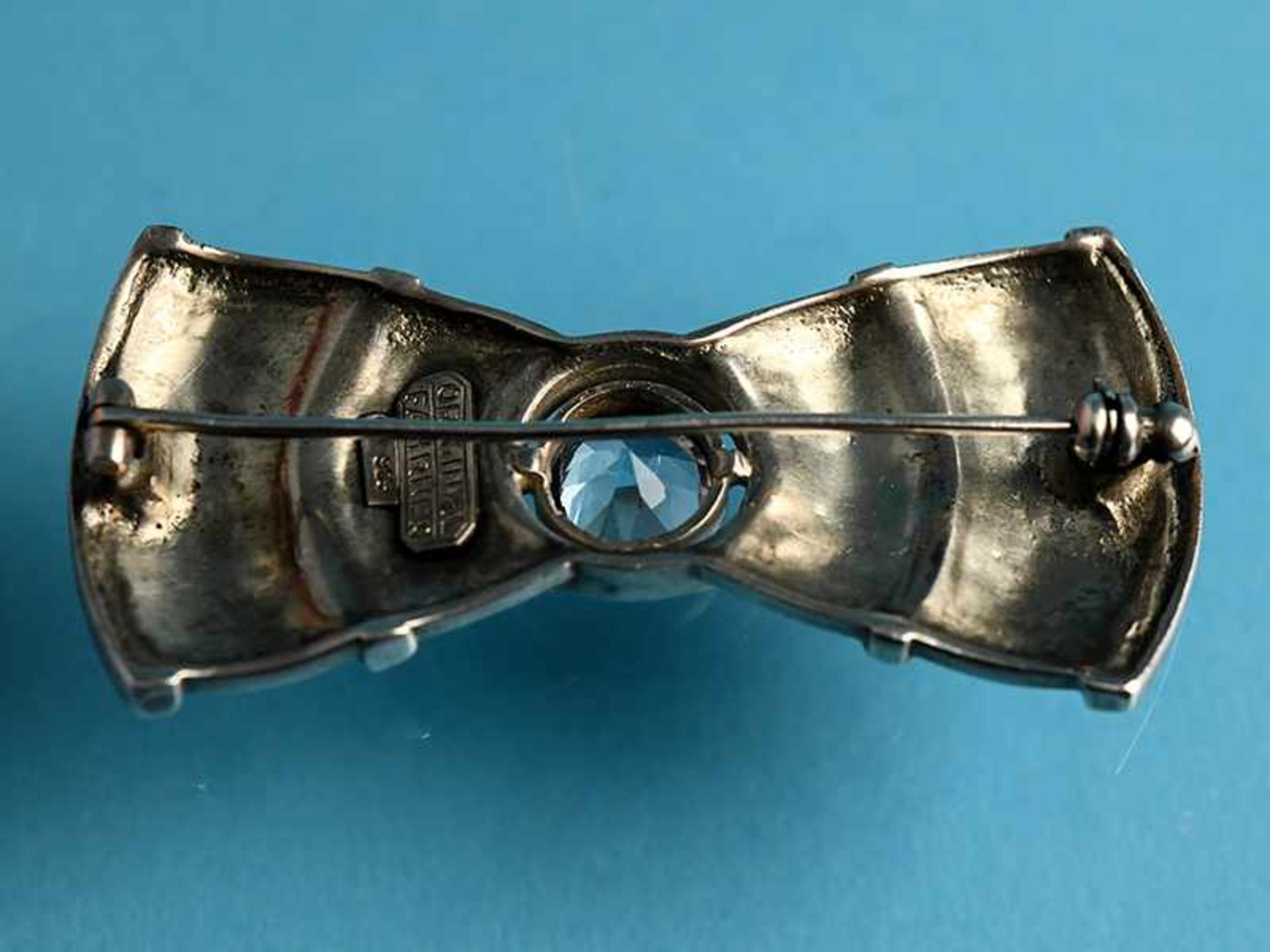 Brosche mit hellblauem Farbstein, Theodor Fahrner, Art Déco. 925/- Silber. Gesamtgewicht ca. 15,8 g. - Bild 4 aus 4