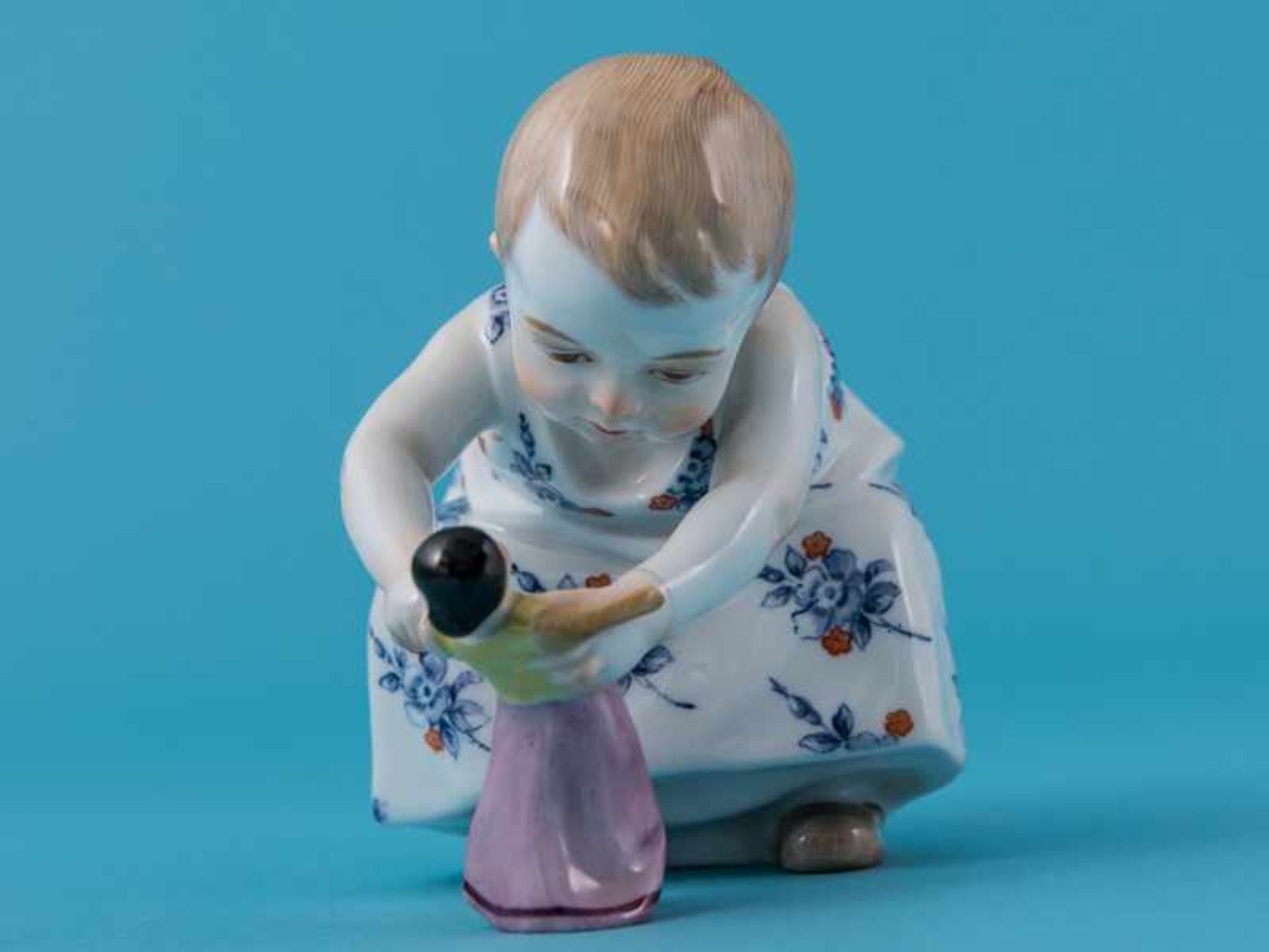 Figur "Mädchen mit Puppe"; Entwurf: Julius Konrad Hentschel (1872 - 1907); Meissen, 1954. - Image 3 of 10