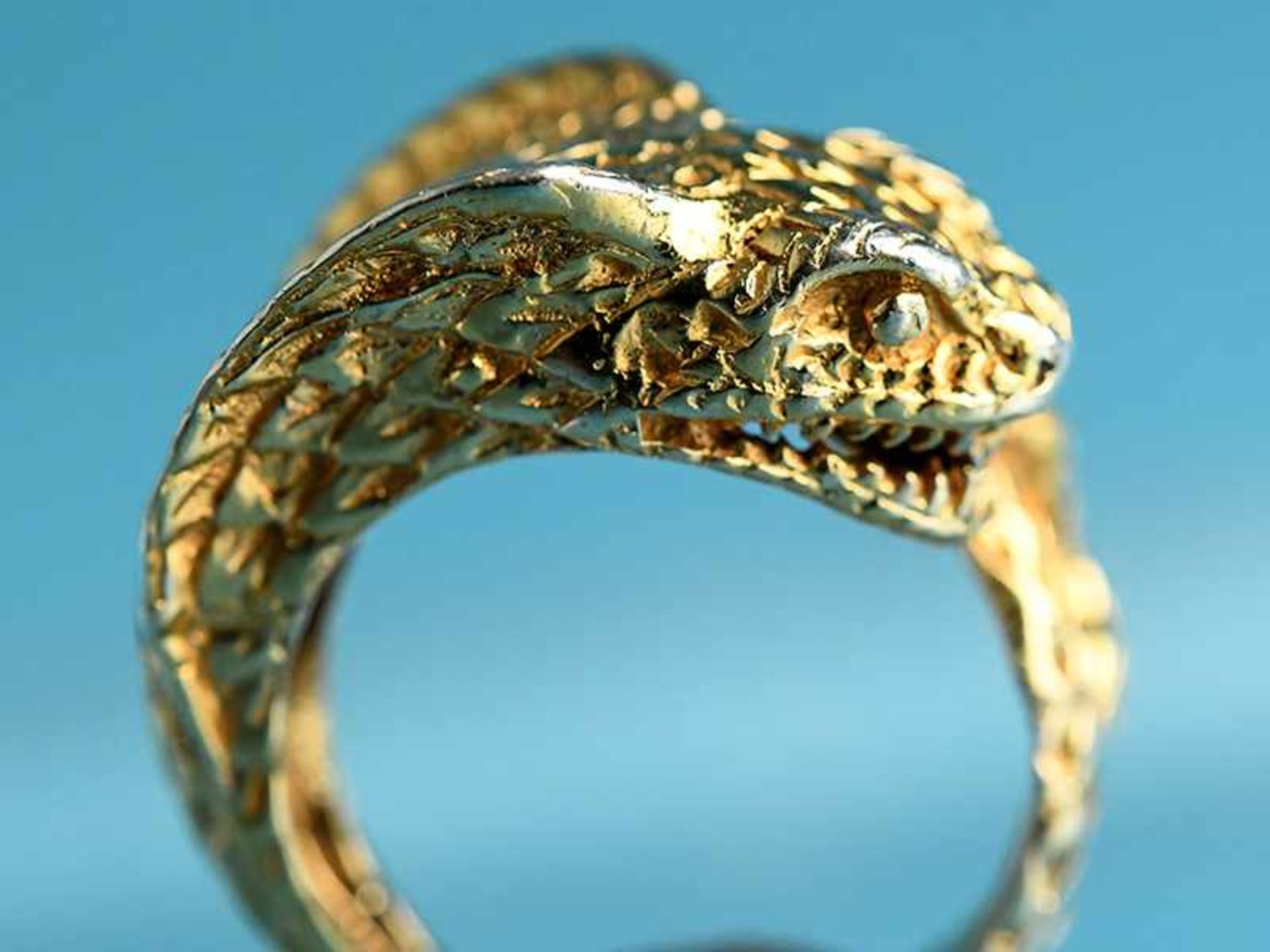 3 verschiedene Ringe in Tierform, 20. Jh. 1.) Silber vergoldet mit farblosen Farbsteinen konturiert. - Image 6 of 10