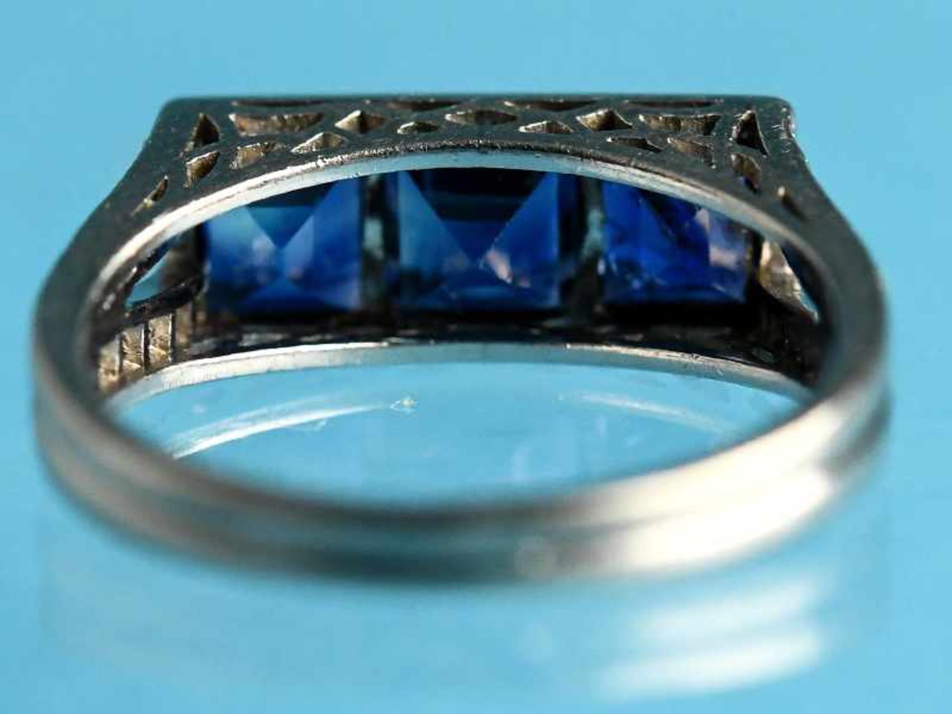 Ring mit 3 natürlichen Saphiren und 20 kleinen Diamantrosen, Frankreich, Art Déco. Platin (Säure - Bild 4 aus 4