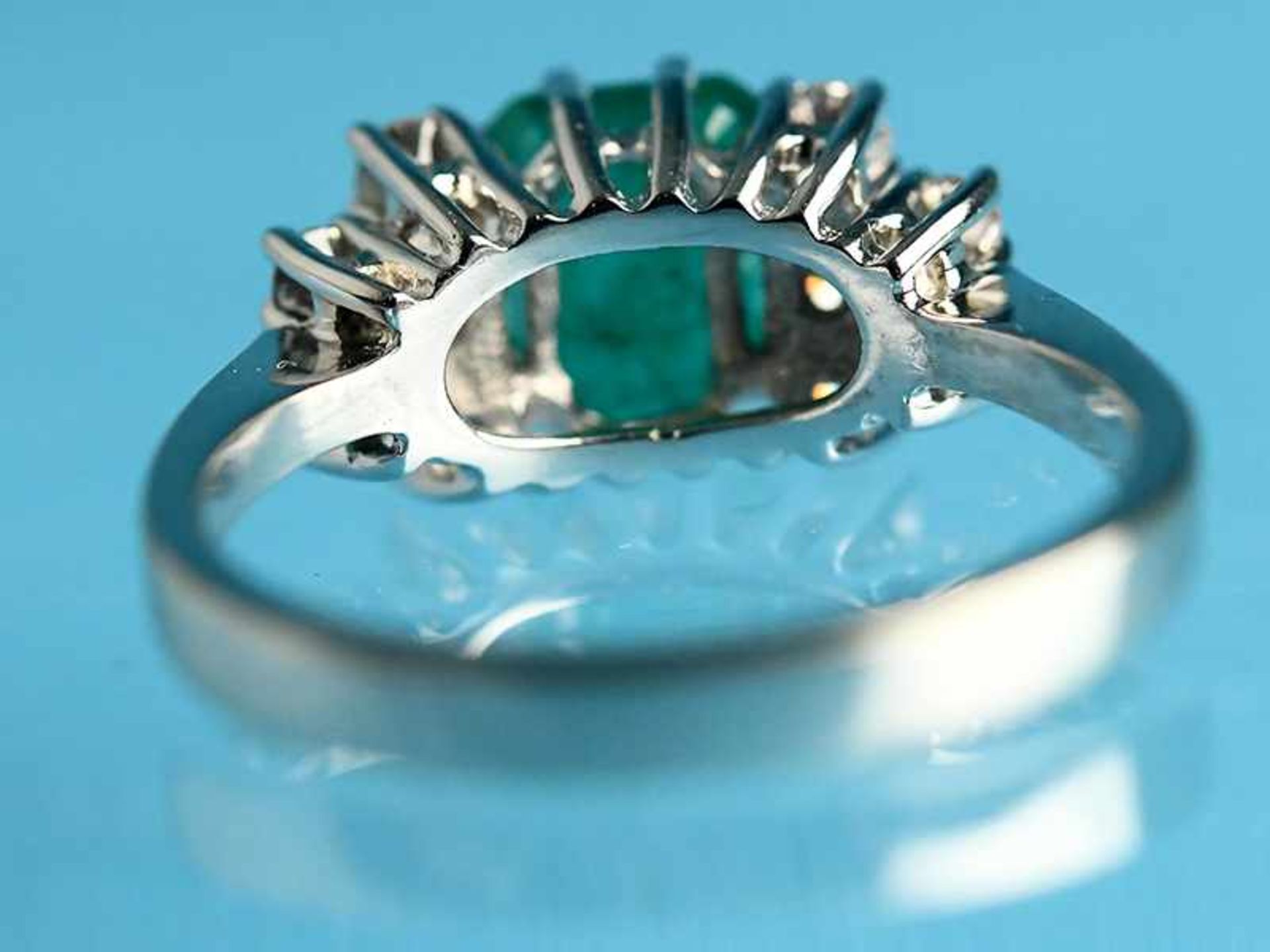 Ring mit Smaragd ca. 0,66 ct und 10 Brillanten, zusammen ca. 0,5 ct, 90-er Jahre. 585/- Weißgold. - Image 4 of 4