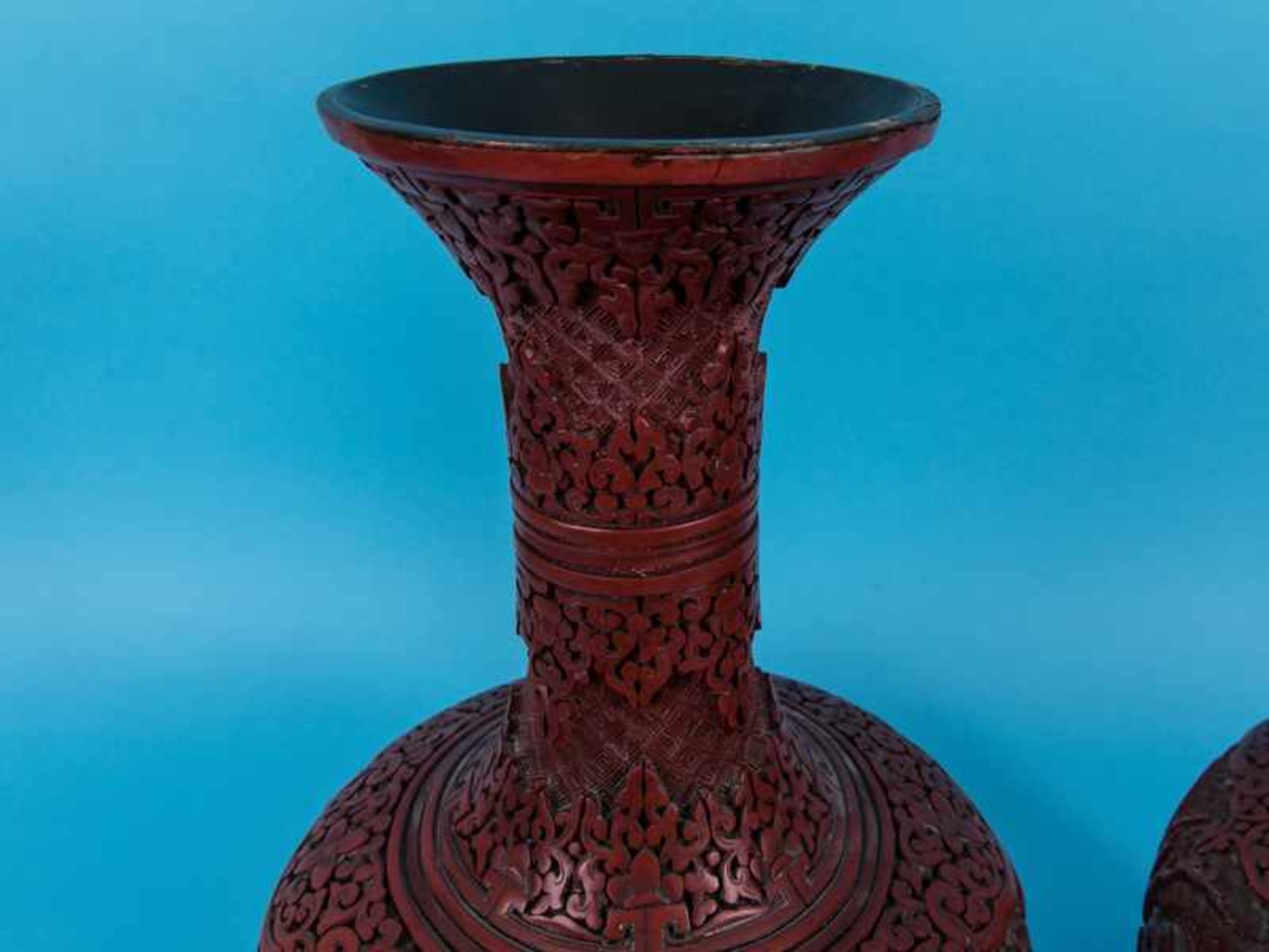 2 große Rotlack-Vasen; China; 1. Hälfte 20. Jh. Chinesische Lackschnitzerei; Vasenkörper mit - Bild 8 aus 12