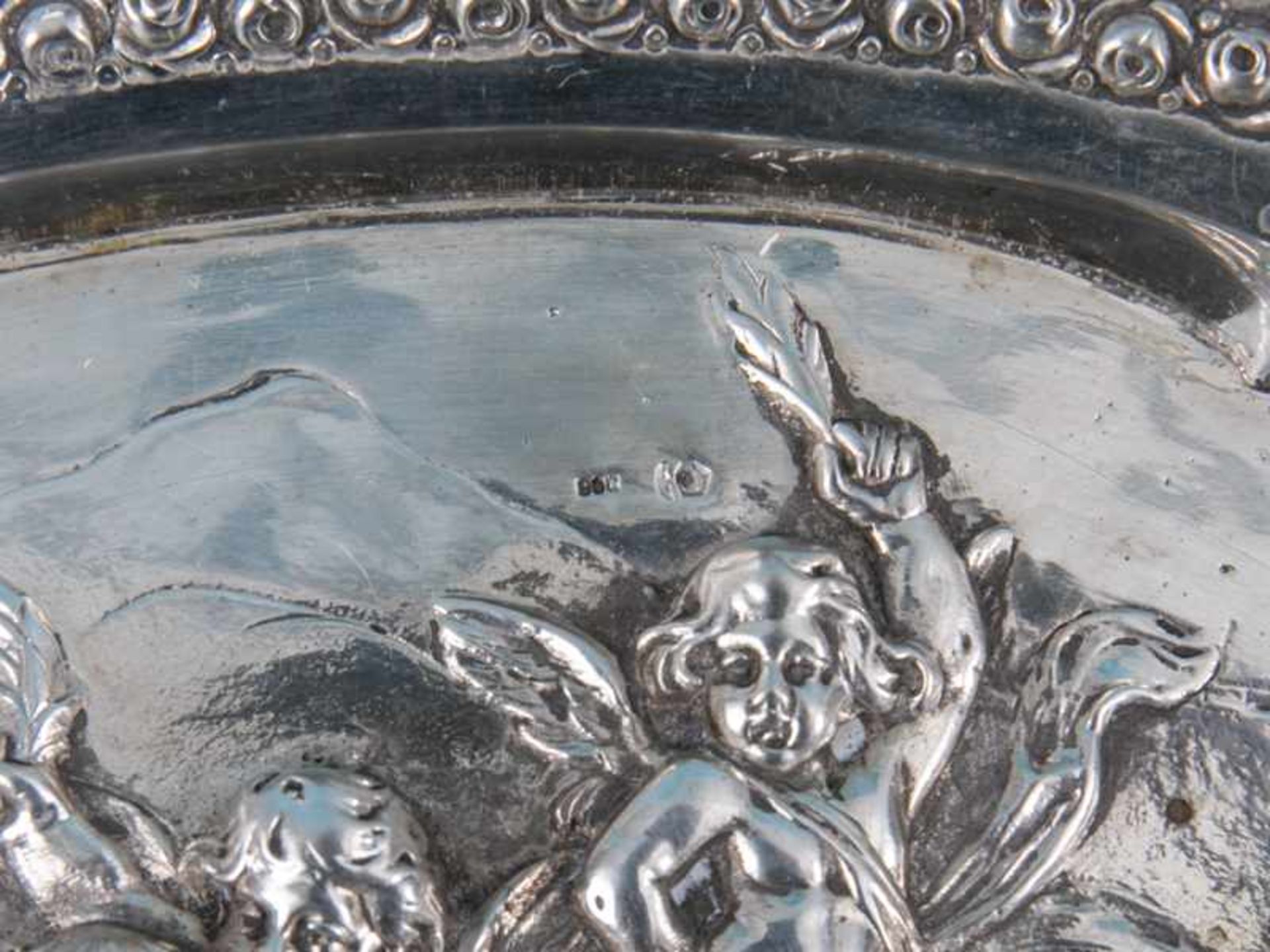 Große Korbschale mit Putten- u. Girlandendekor, wohl Hanau, Anf. 20. Jh. 800/-Silber, ca. 448 g; - Bild 4 aus 6