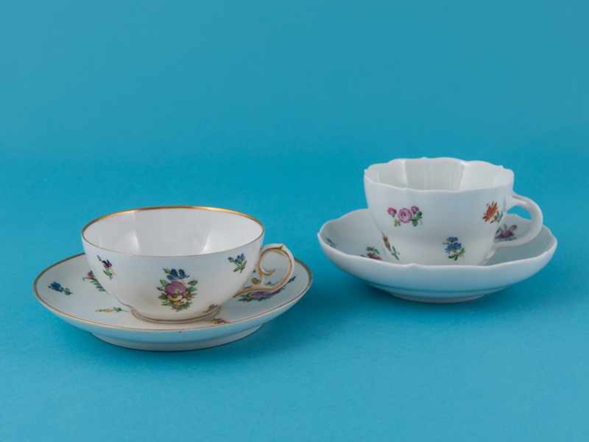 2 Tassen mit Streublumendekor; Meissen und Royal Copenhagen; Anfang 20. Jh. Weißporzellan mit - Image 2 of 5