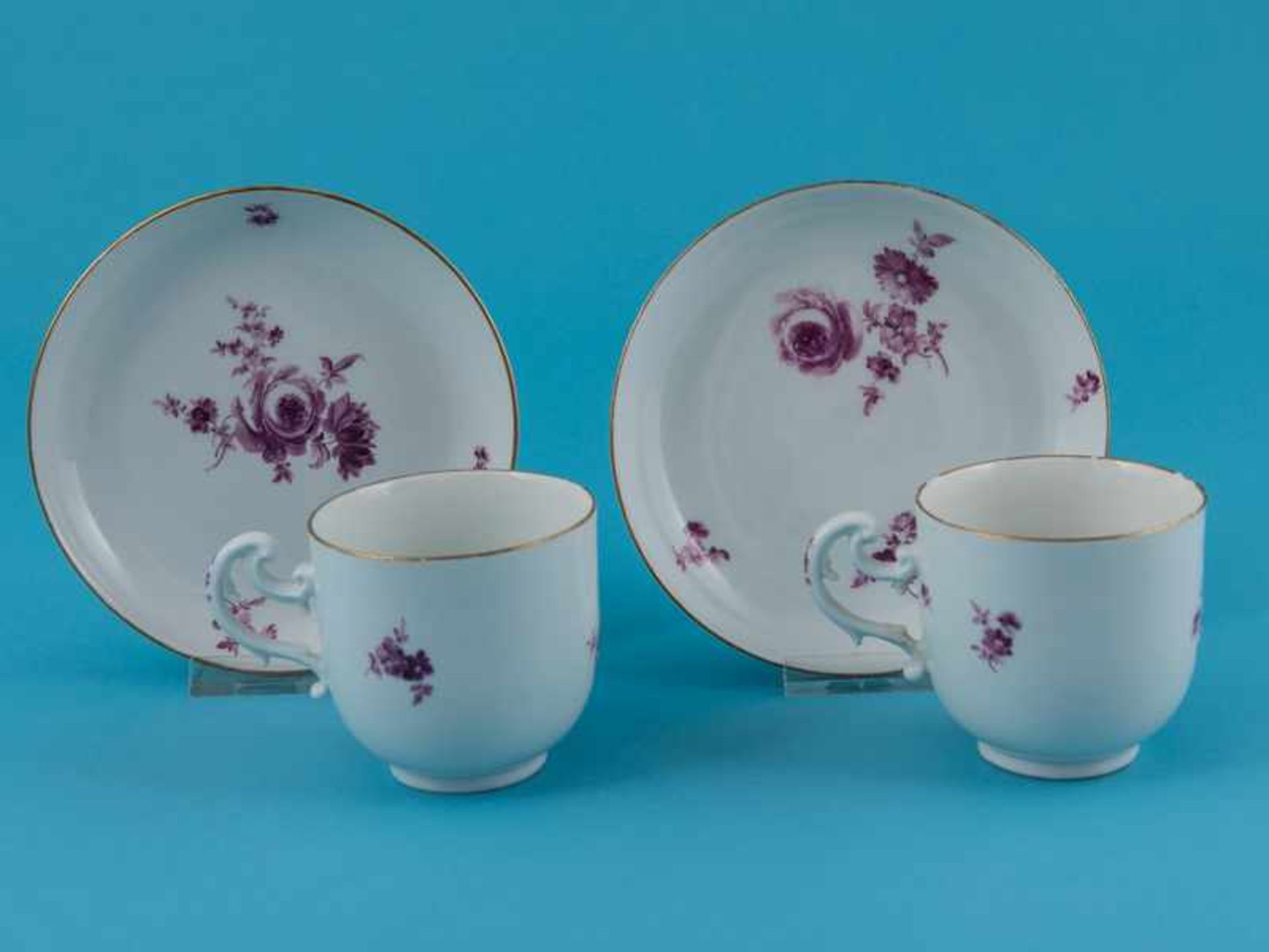 Paar Rokoko-Kaffeetassen mit Unterschalen, Meissen, ca. 1750 - 1775. Weißporzellan mit Floralmalerei - Bild 2 aus 3