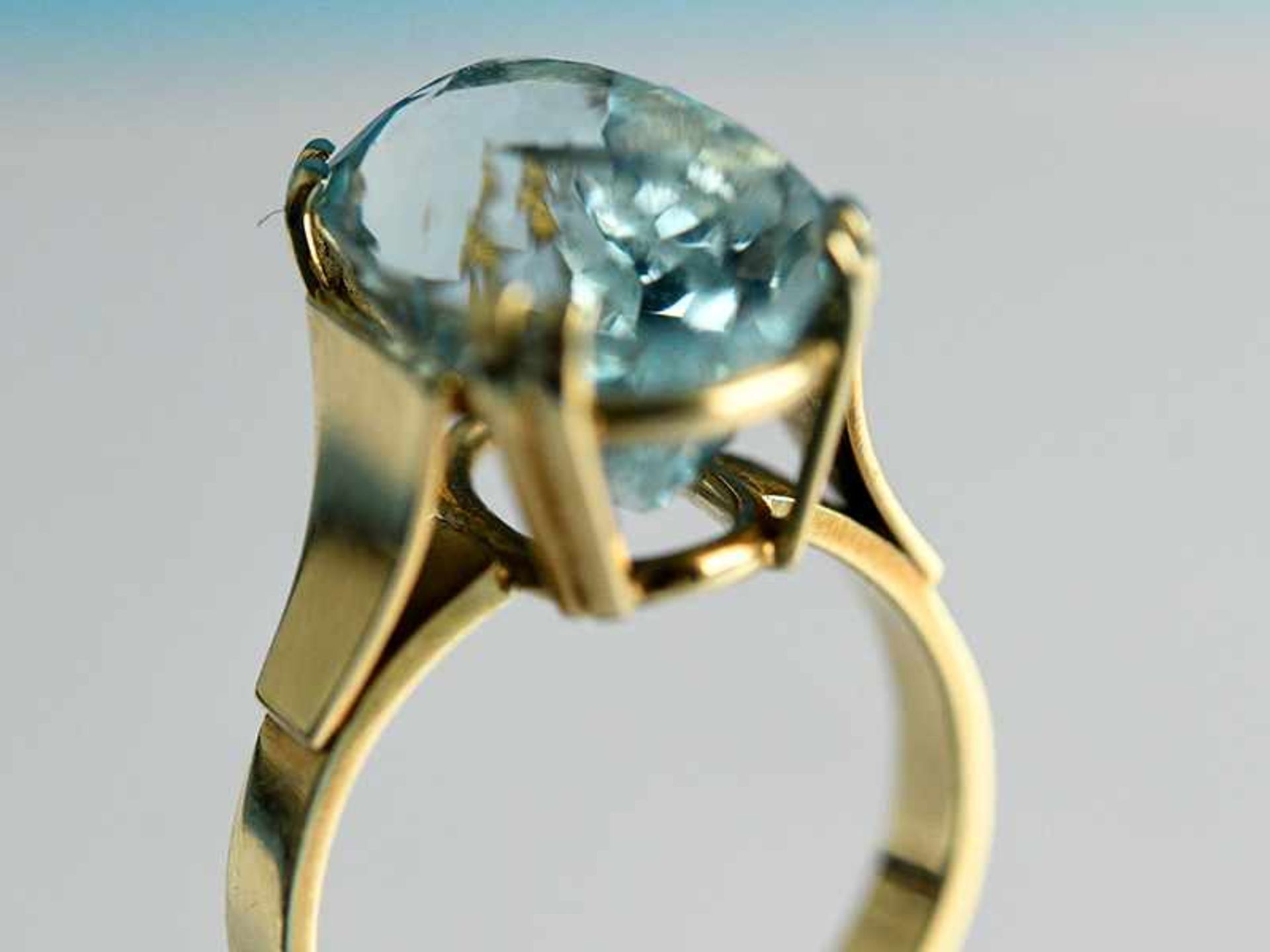 Ring mit Aquamarin, 60- er Jahre 585/- Gelbgold. Gesamtgewicht ca. 7,2 g. Hochoval. Erhöhte - Bild 3 aus 4