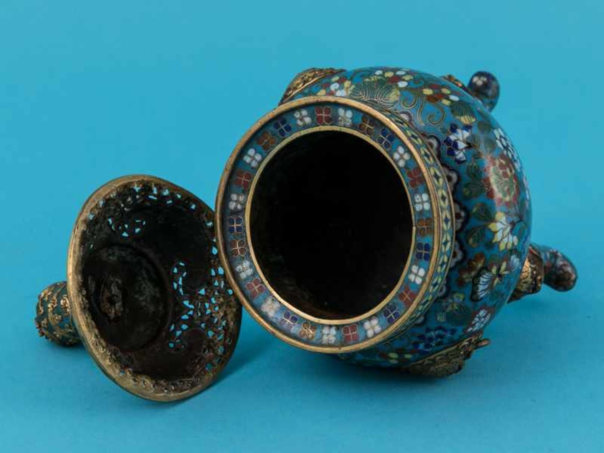 Cloisonné-Räuchergefäß, China, späte Qing-Dynastie (19. Jh.). Bronze mit türkisgrundigem farbigen - Image 3 of 9
