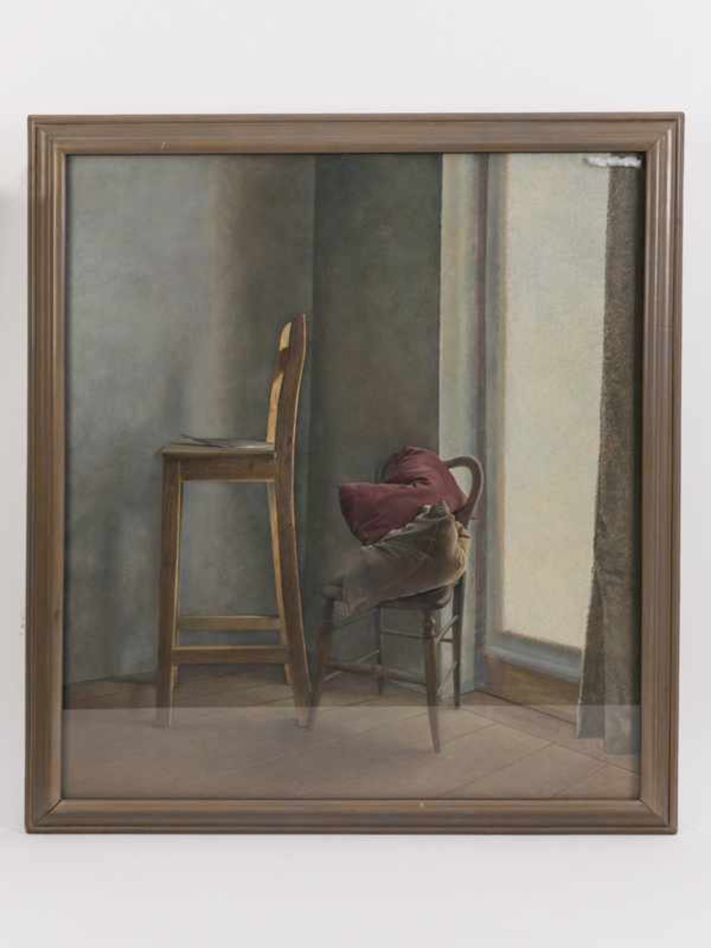Tindle, David (*1932). Tempera auf Hartfaserplatte; "Tall Chair" (Interieur mit 2 Stühlen und
