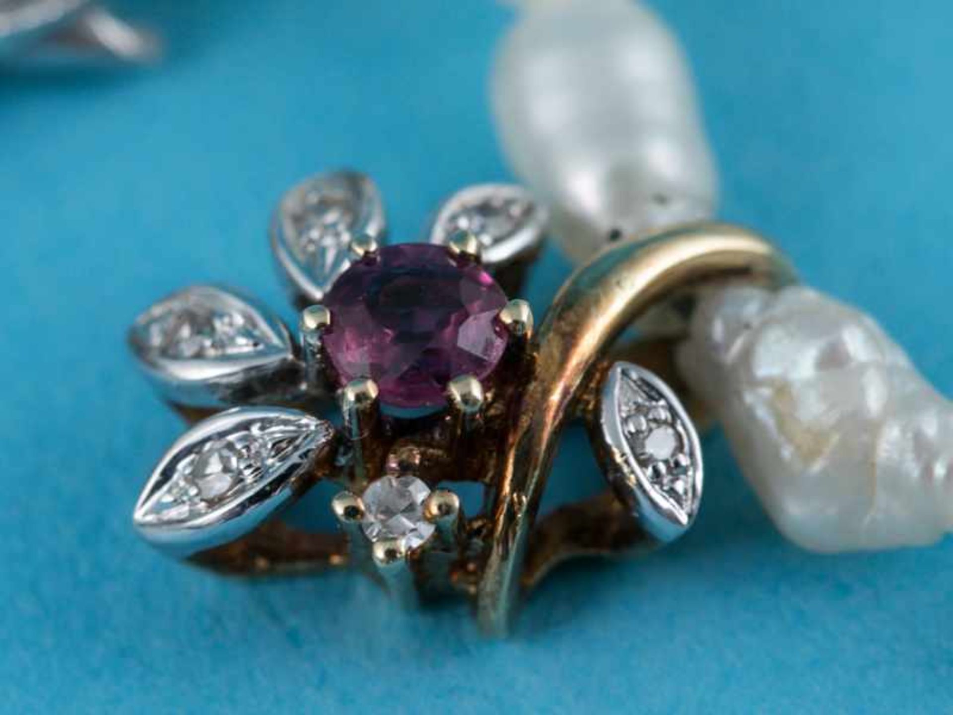 6 verschiedene Perlenketten und Schließen mit verschiedenem Edelsteinbesatz, 20. Jh. Verschiedene - Bild 7 aus 8