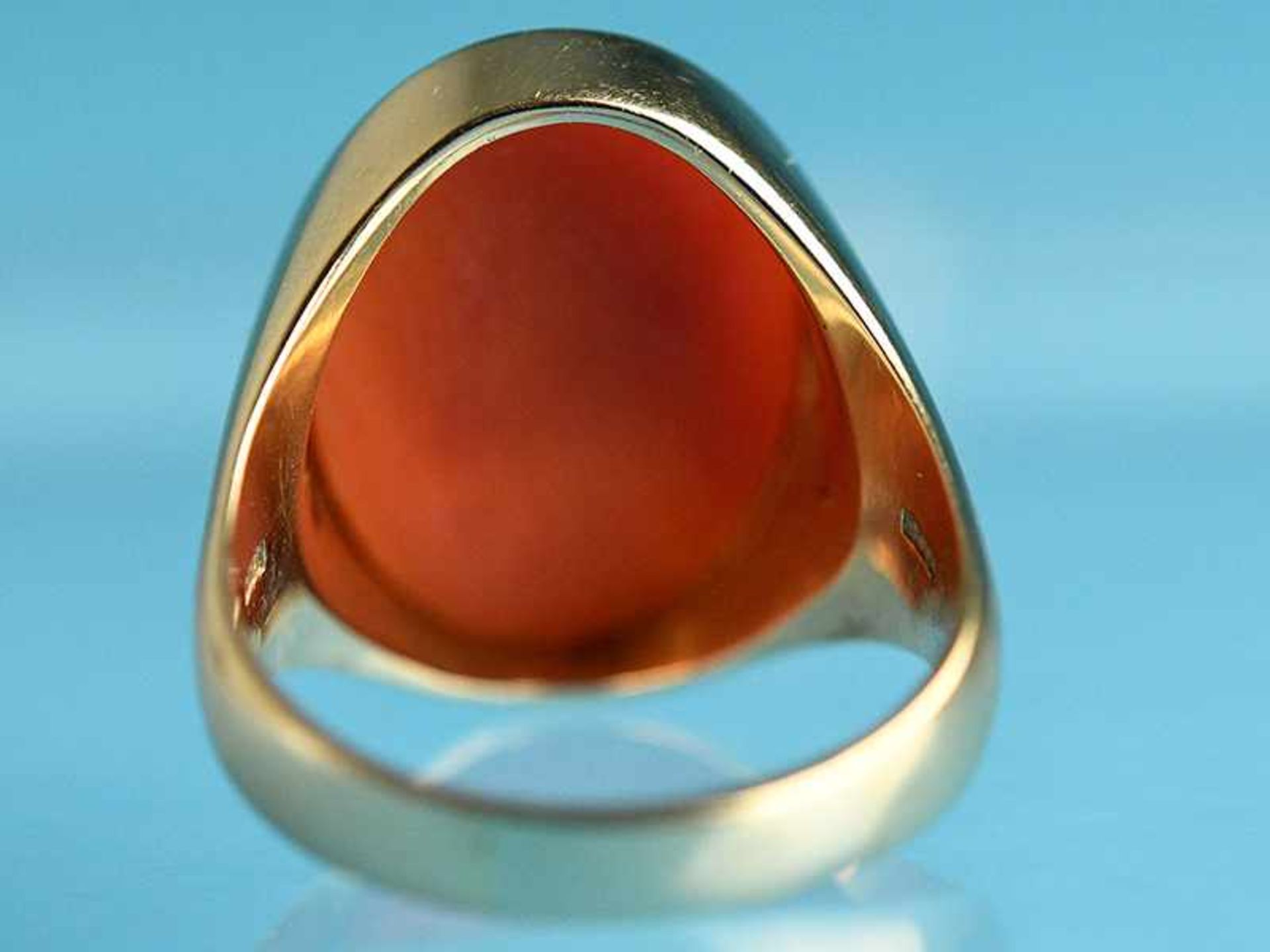 Ring mit Korallen-Cabochon, Goldschmiedearbeit, 90- er Jahre 585/- Gelbgold. Gesamtgewicht 9,6 g. - Image 4 of 4
