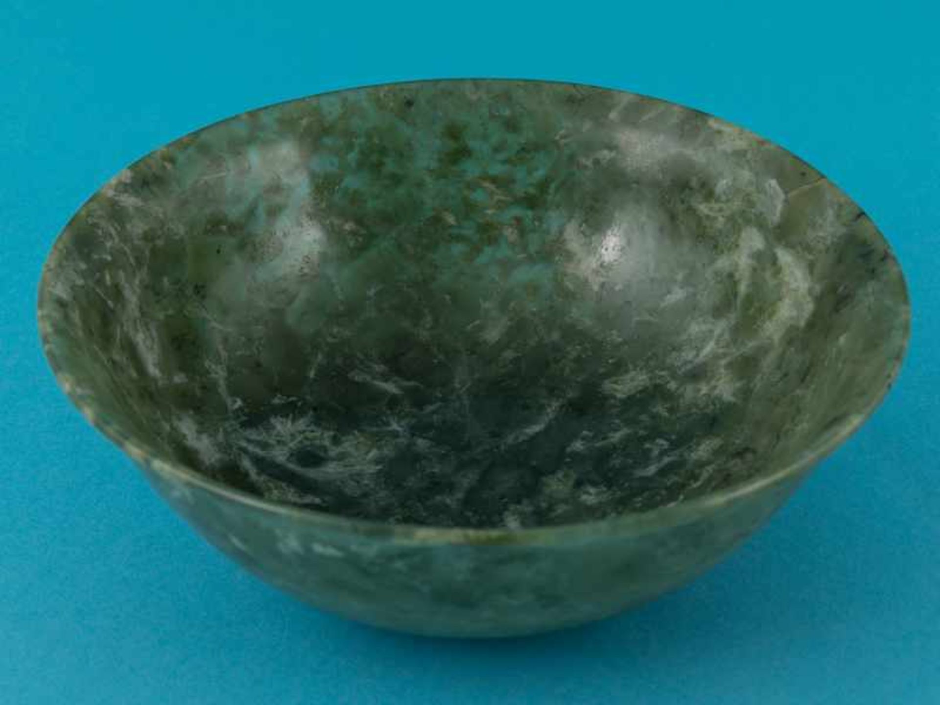 Jade-Rundschale, asiatisch, wohl 18./ 19. Jh. Jade in grün variierter, teils weißlich opak, - Image 2 of 7