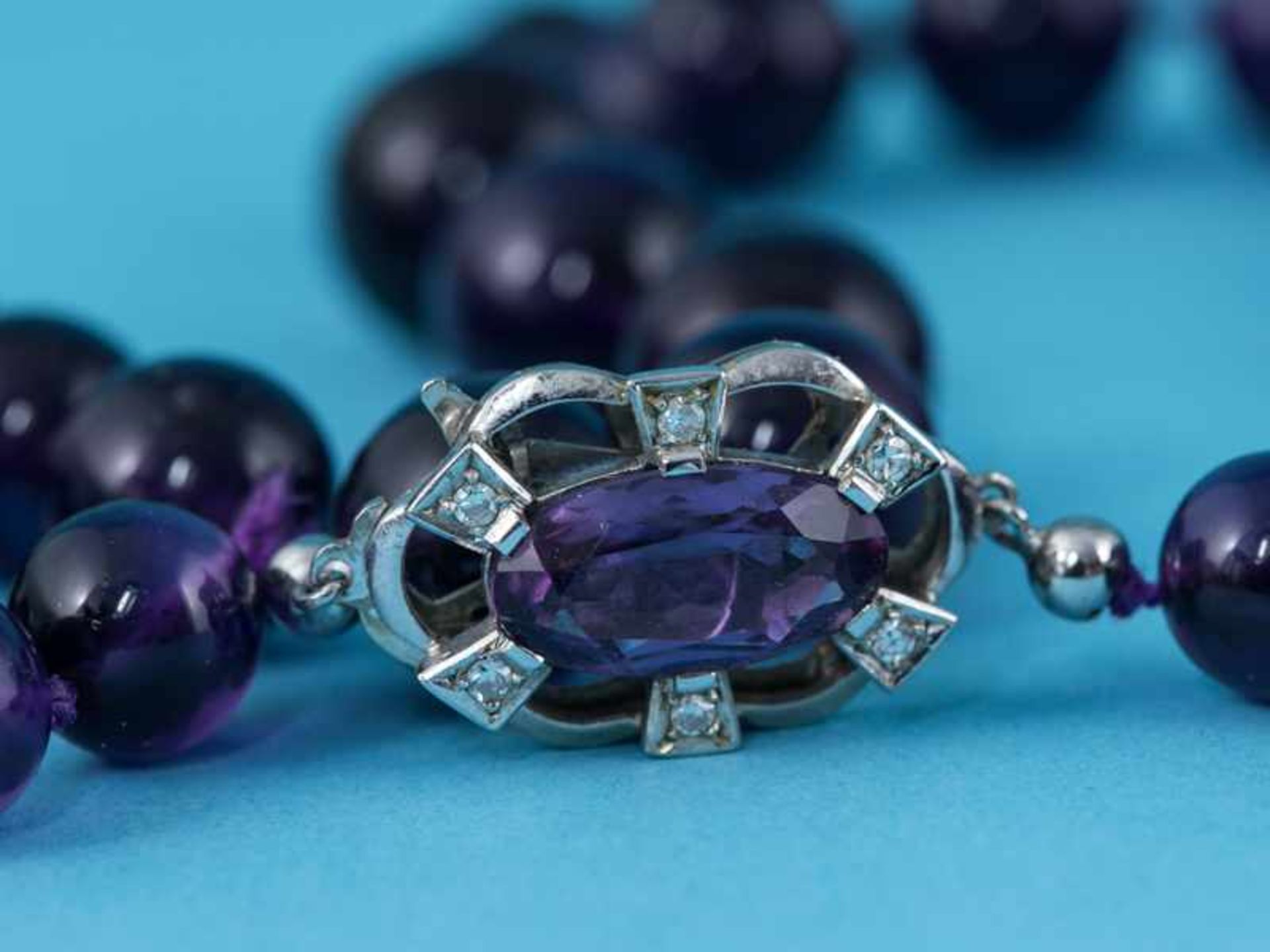 Amethyst-Kugelkette mit diamantbesetztem Schloß, zusammen ca. 0,12 ct, Anfang 20. Jh.