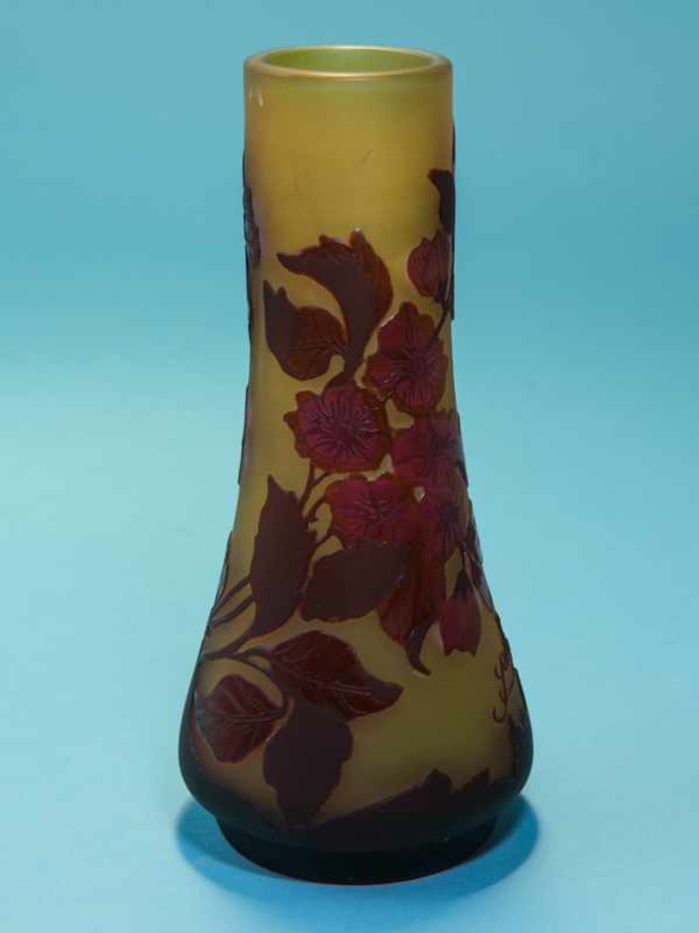 Jugendstil-Vase mit Blumen- und Blattdekor, Emile Gallé (Werkstatt), Nancy/Frankreich, wohl um 1920.