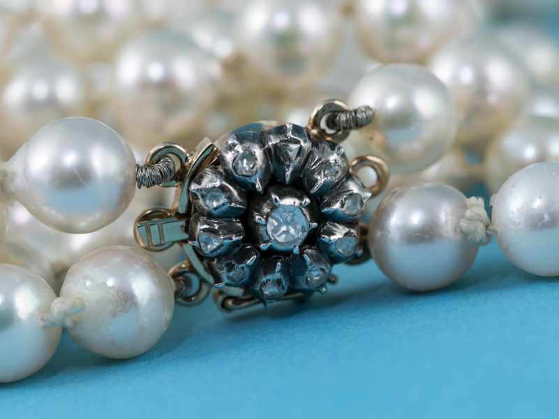 6 verschiedene Perlenketten und 3 diamantbesetzte Schließen, 20. Jh. Verschiedene Längen, - Image 4 of 4