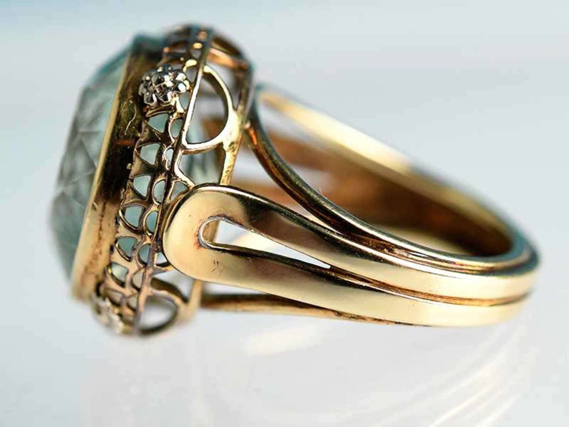 Ring mit wohl Aquamarin, Goldschmiedearbeit, 60- er Jahre 585/- Gelbgold. Gesamtgewicht ca. 8,4 g. - Bild 2 aus 4