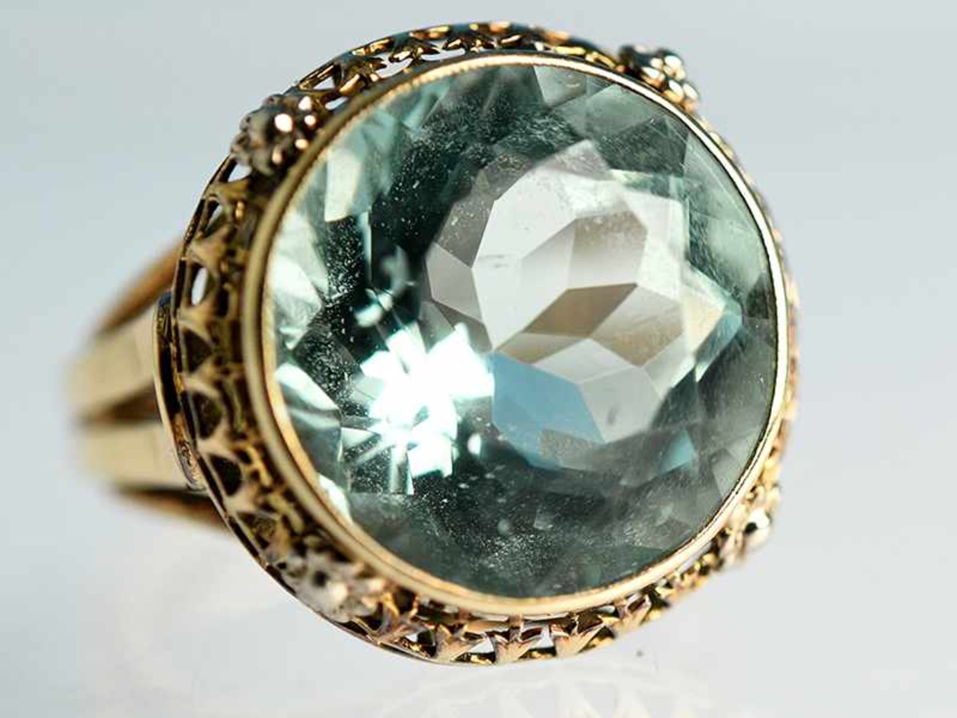 Ring mit wohl Aquamarin, Goldschmiedearbeit, 60- er Jahre 585/- Gelbgold. Gesamtgewicht ca. 8,4 g.