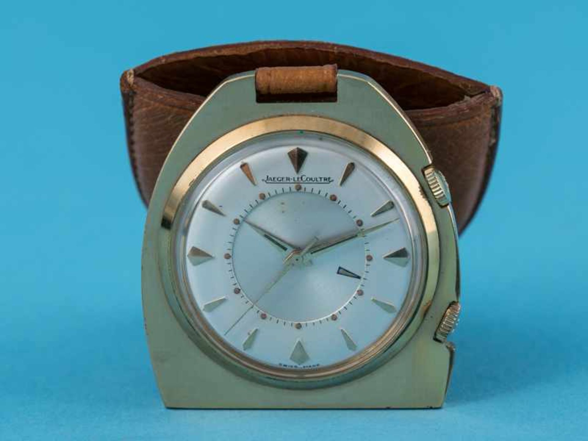 Kleiner Reisewecker "Jaeger-leCoultre", 1950/60- er Jahre Vergoldetes Metall mit cremefarbenem