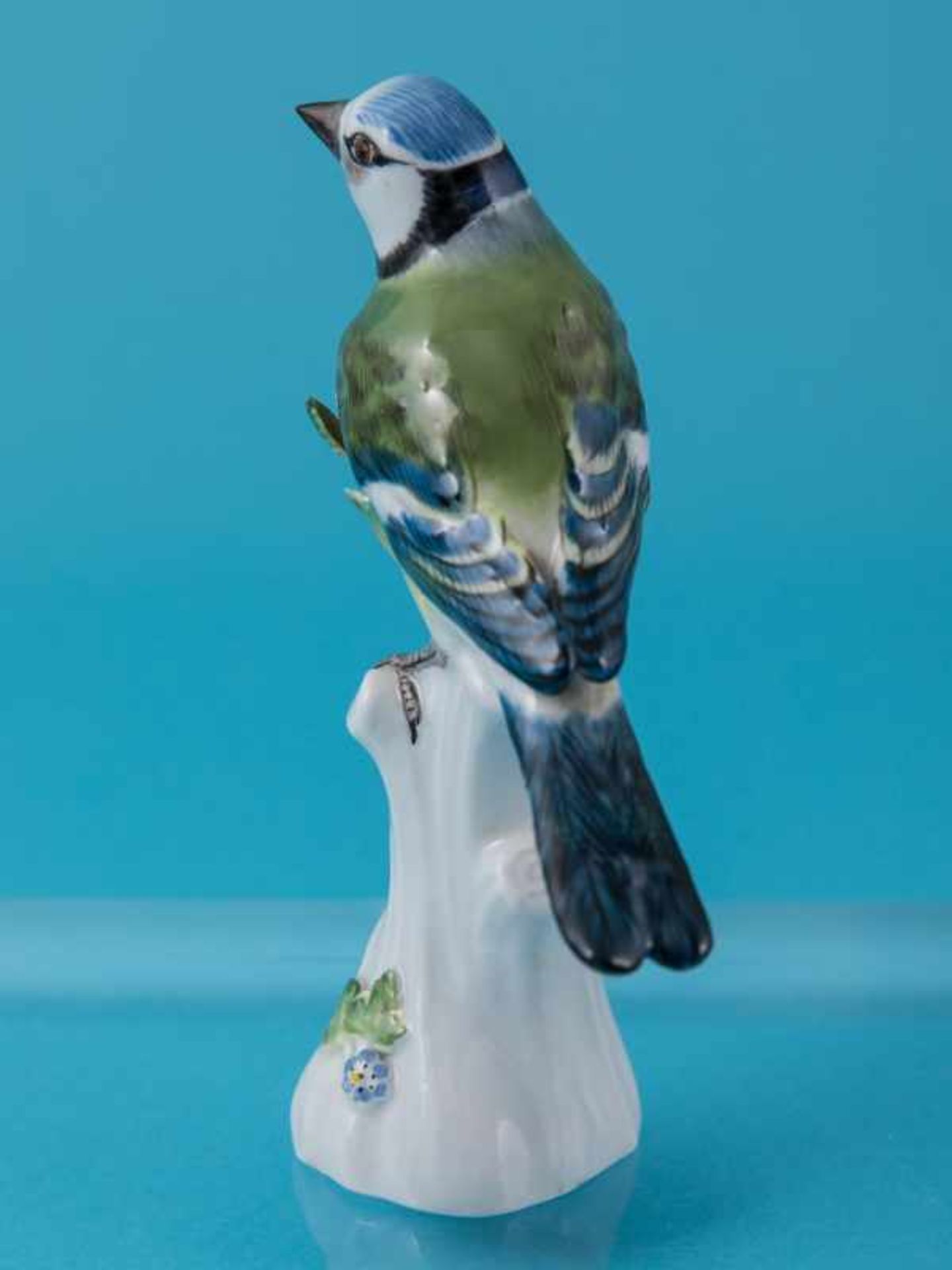 Vogelfigur "Blaumeise" (Cyanistes caeruleus); Entwurf: Joh. Joachim Kändler (1706-1775); Meissen, 2. - Image 6 of 6