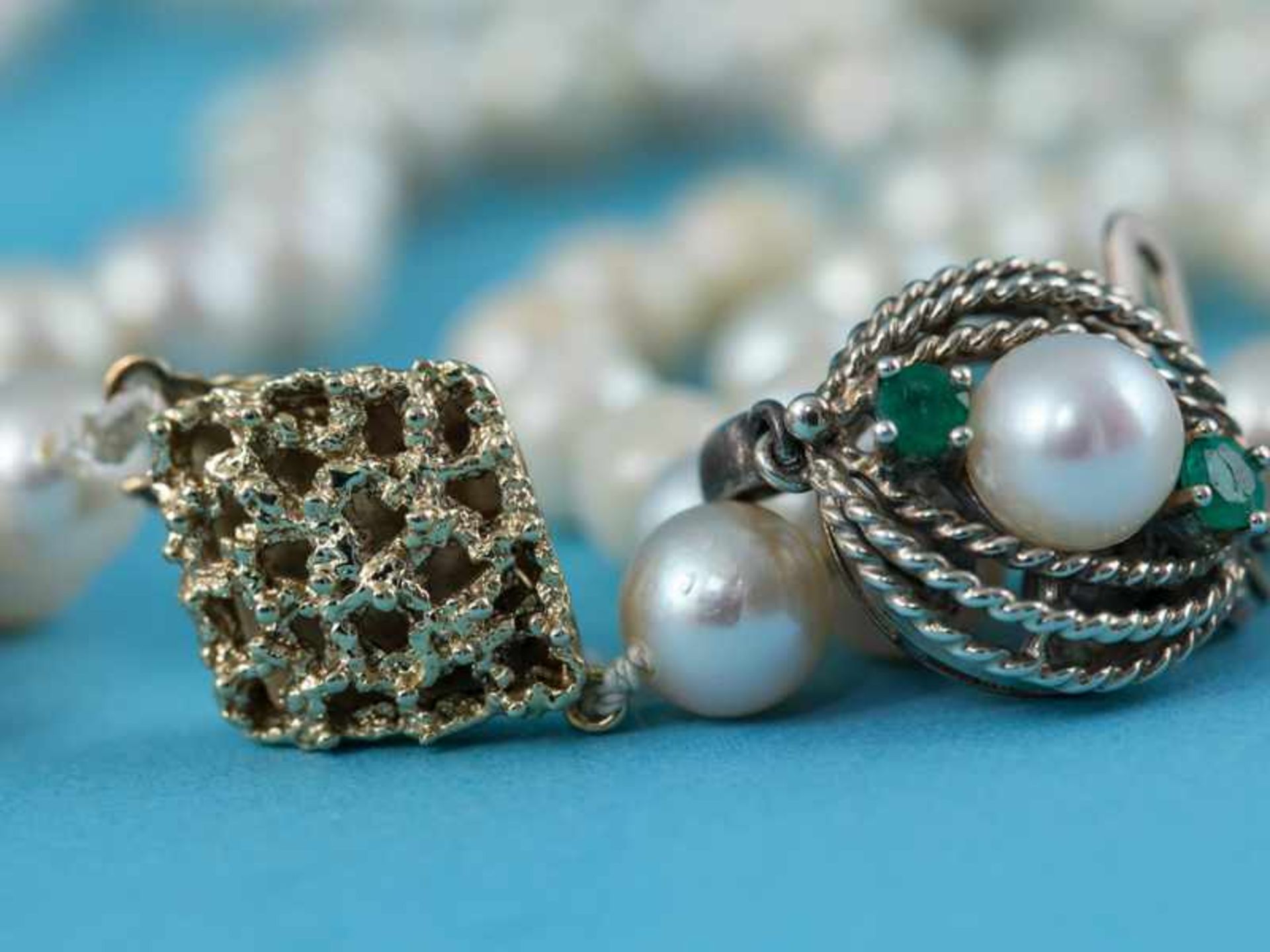 8 verschiedene Perlenketten- und Schließen z.T. mit Diamanten und Edelsteinbesatz, 20. Jh. - Image 6 of 8