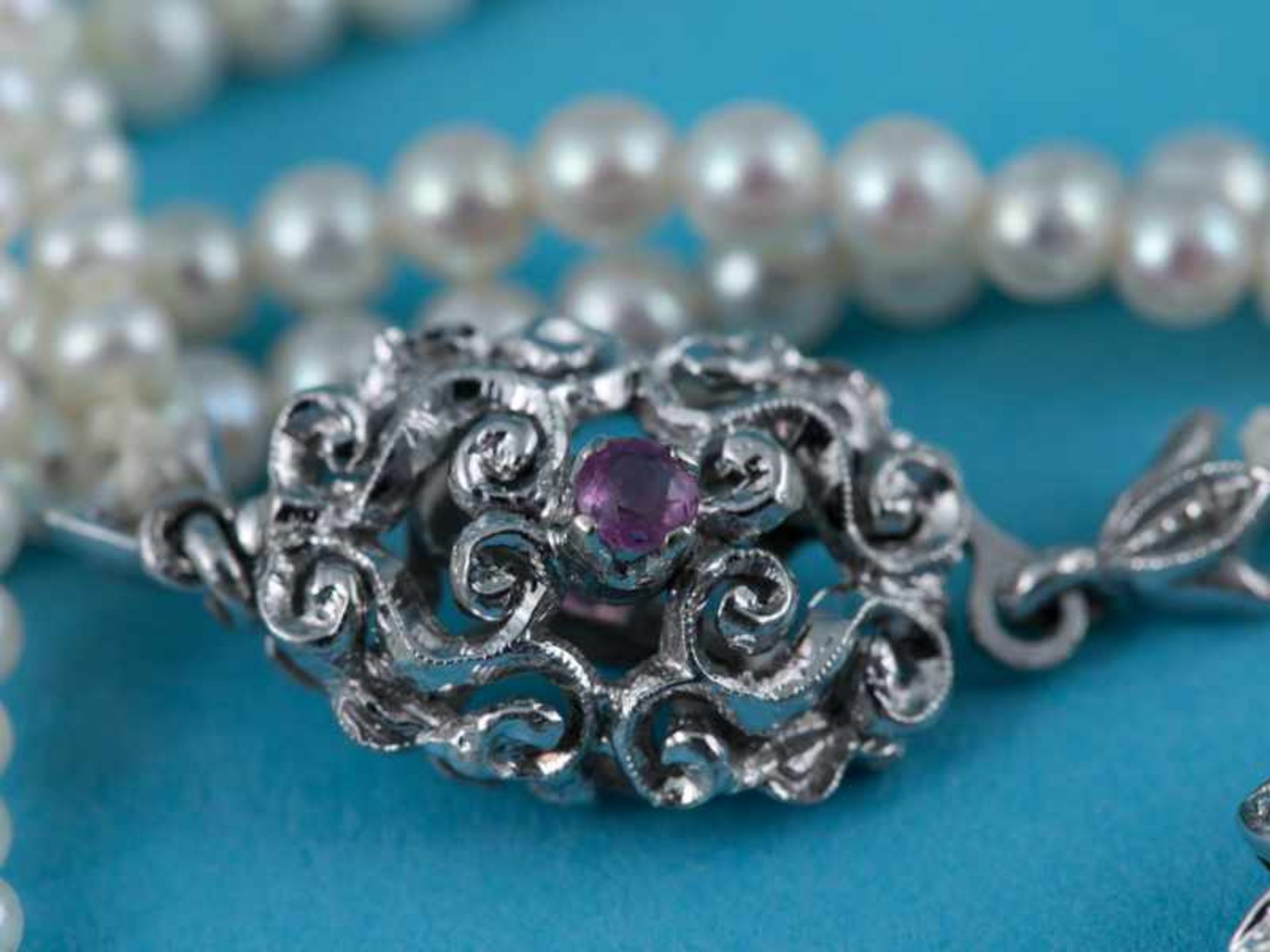 6 verschiedene Perlenketten und Schließen mit verschiedenem Edelsteinbesatz, 20. Jh. Verschiedene - Bild 4 aus 8