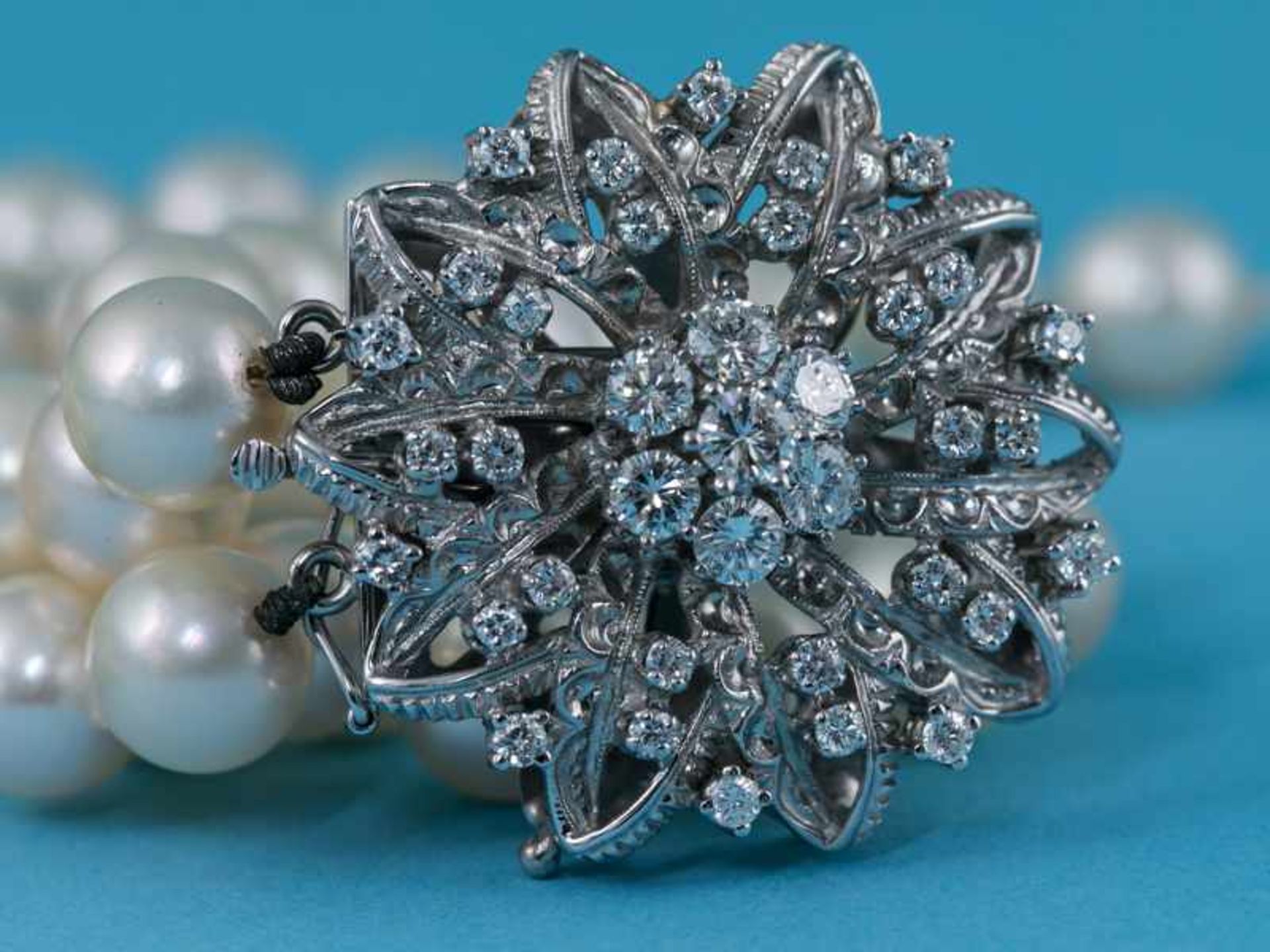 2 rhg. Akoja-Perlencollier mit Brillant-Verschluß, zusammen ca. 1,5 ct,70- er Jahre 750/-