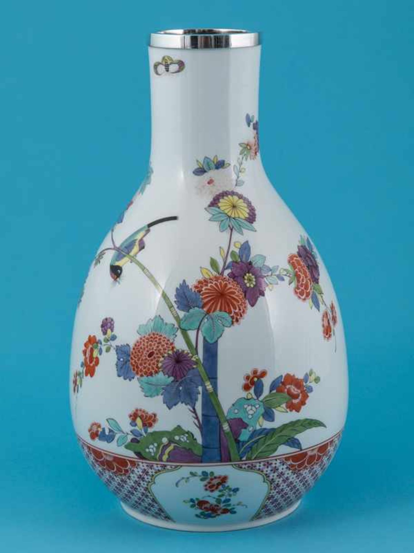 Große Vase mit Kakiemondekor und Silberrand, wohl Meissen, 1924. Weißporzellan mit polychromer