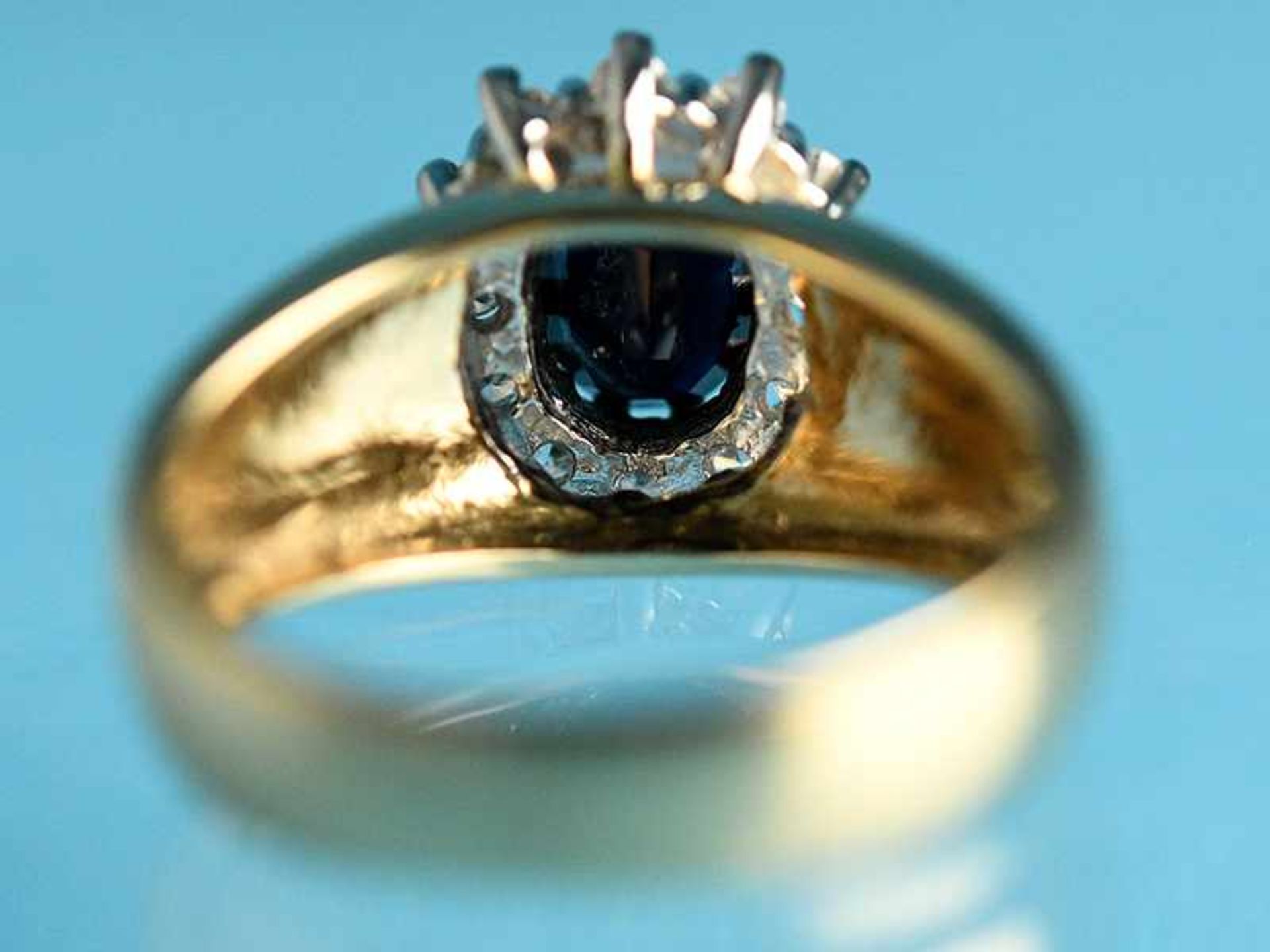 Ring mit Saphir und 12 Brillanten, zusammen ca. 0,12 ct, 80- er Jahre 585/- Gelb- und Weißgold. - Image 2 of 2