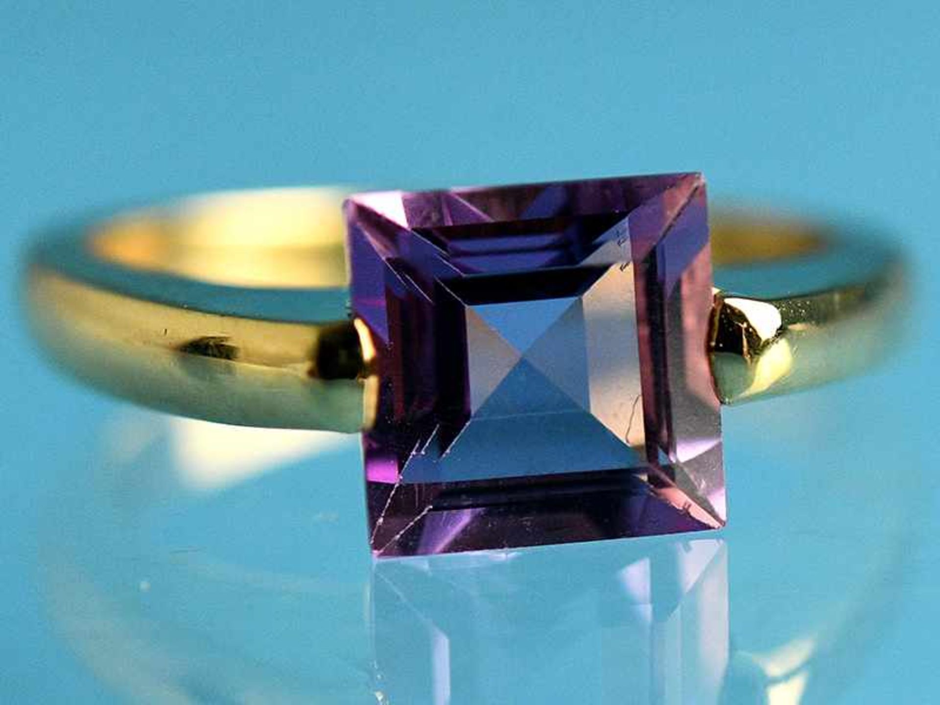 Ring mit Amethyst, 21. Jh. 585/- Gelbgold. Gesamtgewicht 6,4 g. Mittig gefaßter Amethyst im