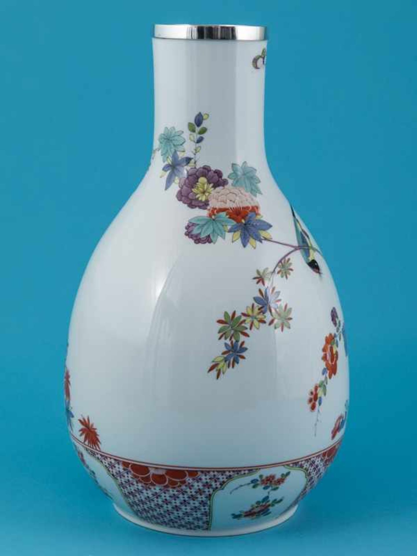 Große Vase mit Kakiemondekor und Silberrand, wohl Meissen, 1924. Weißporzellan mit polychromer - Image 2 of 7