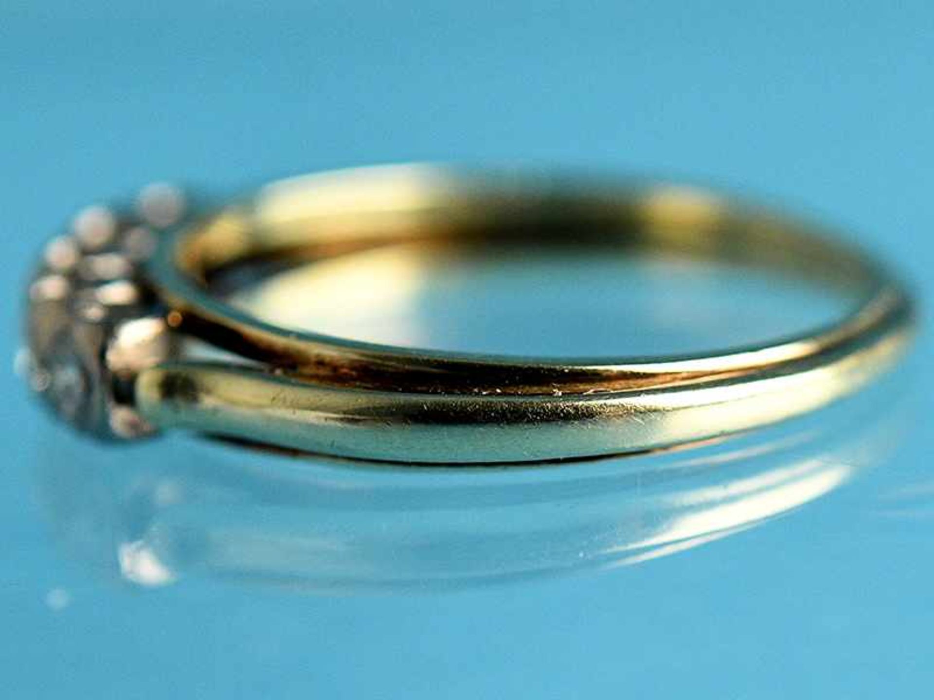 Ring mit 5 Brillanten, zusammen ca. 0,6 ct, 60- er Jahre 585/- Gelb- und Weißgold. Gesamtgewicht ca. - Image 3 of 4
