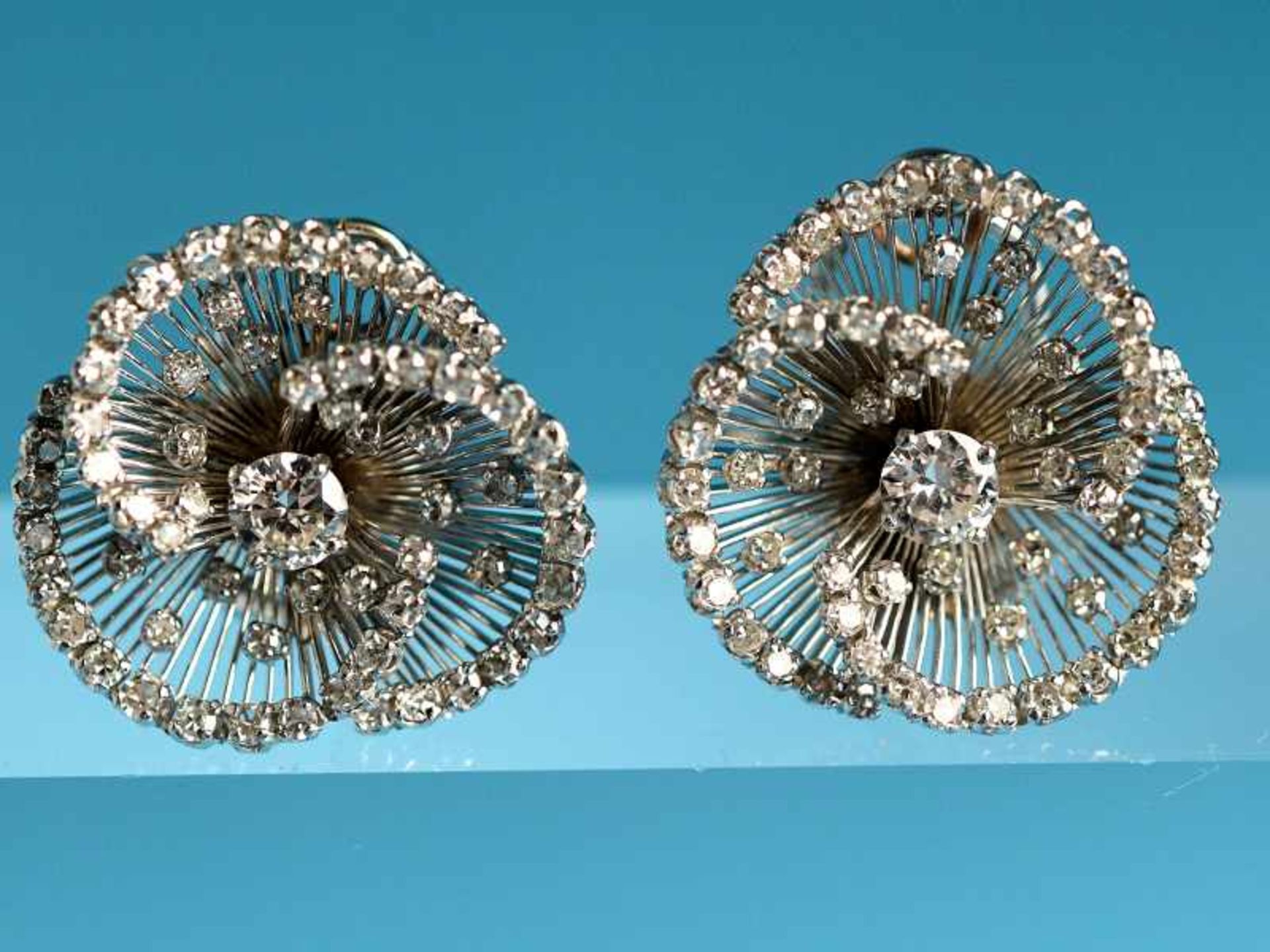 Paar Ohrclips mit ca. 124 Altschliff- und Achtkant Diamanten, zusammen ca. 4 ct, 80- er Jahre