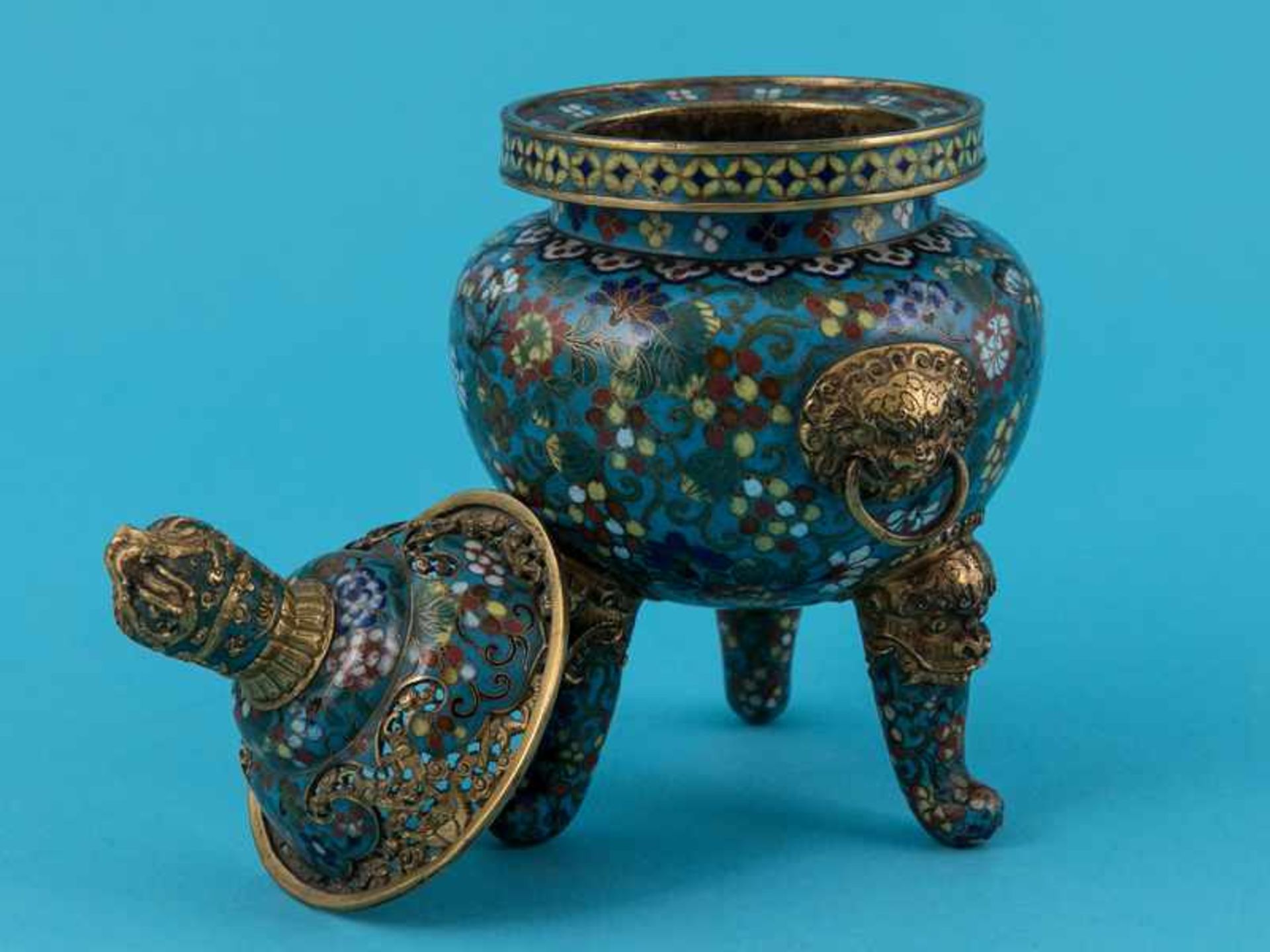 Cloisonné-Räuchergefäß, China, späte Qing-Dynastie (19. Jh.). Bronze mit türkisgrundigem farbigen - Image 2 of 9