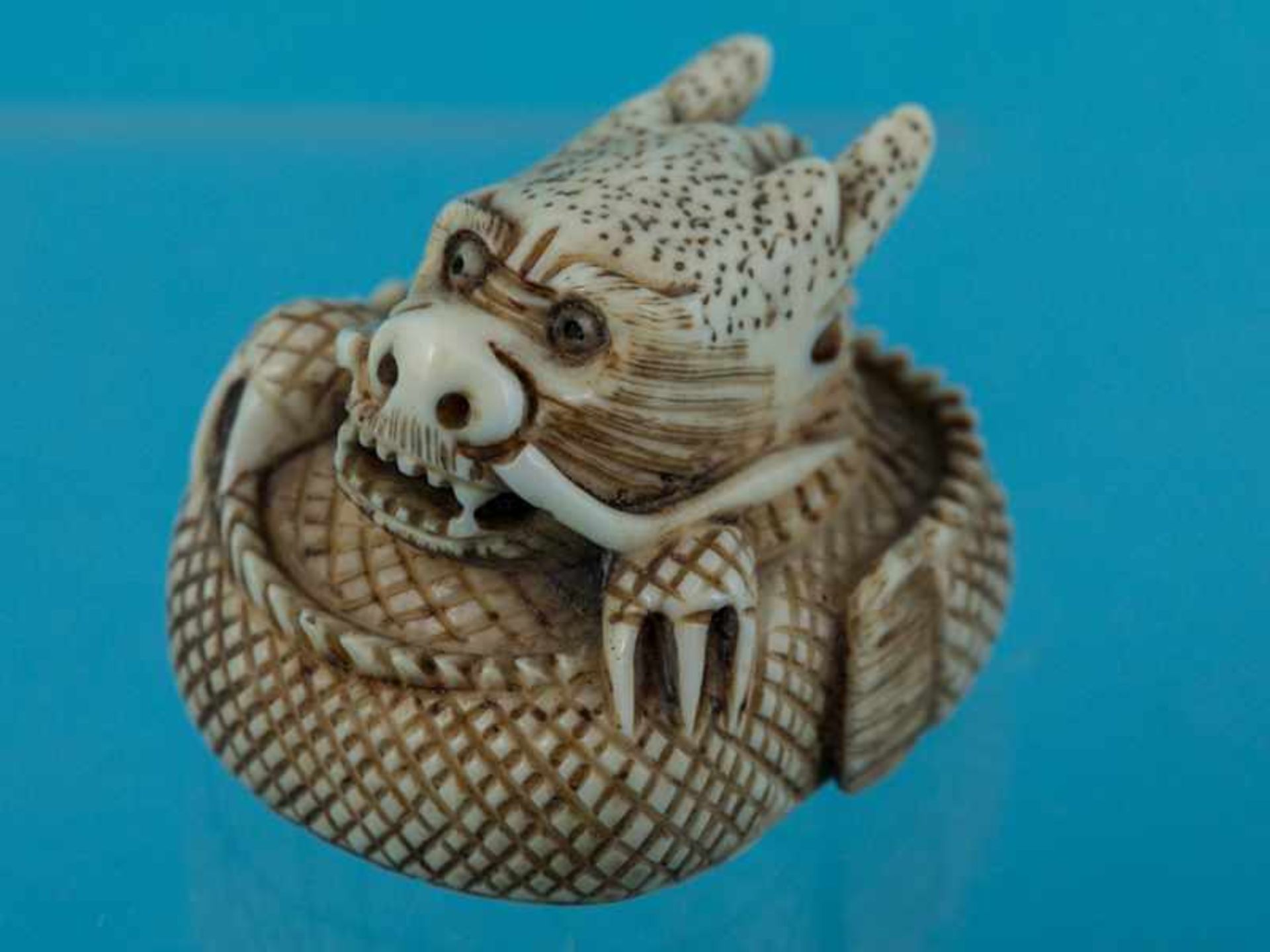 Netsuke, Japan, Meiji-Zeit, um 1900 "gewundener Drache". Elfenbein. Fein gravierter Strukturdekor, - Image 3 of 7