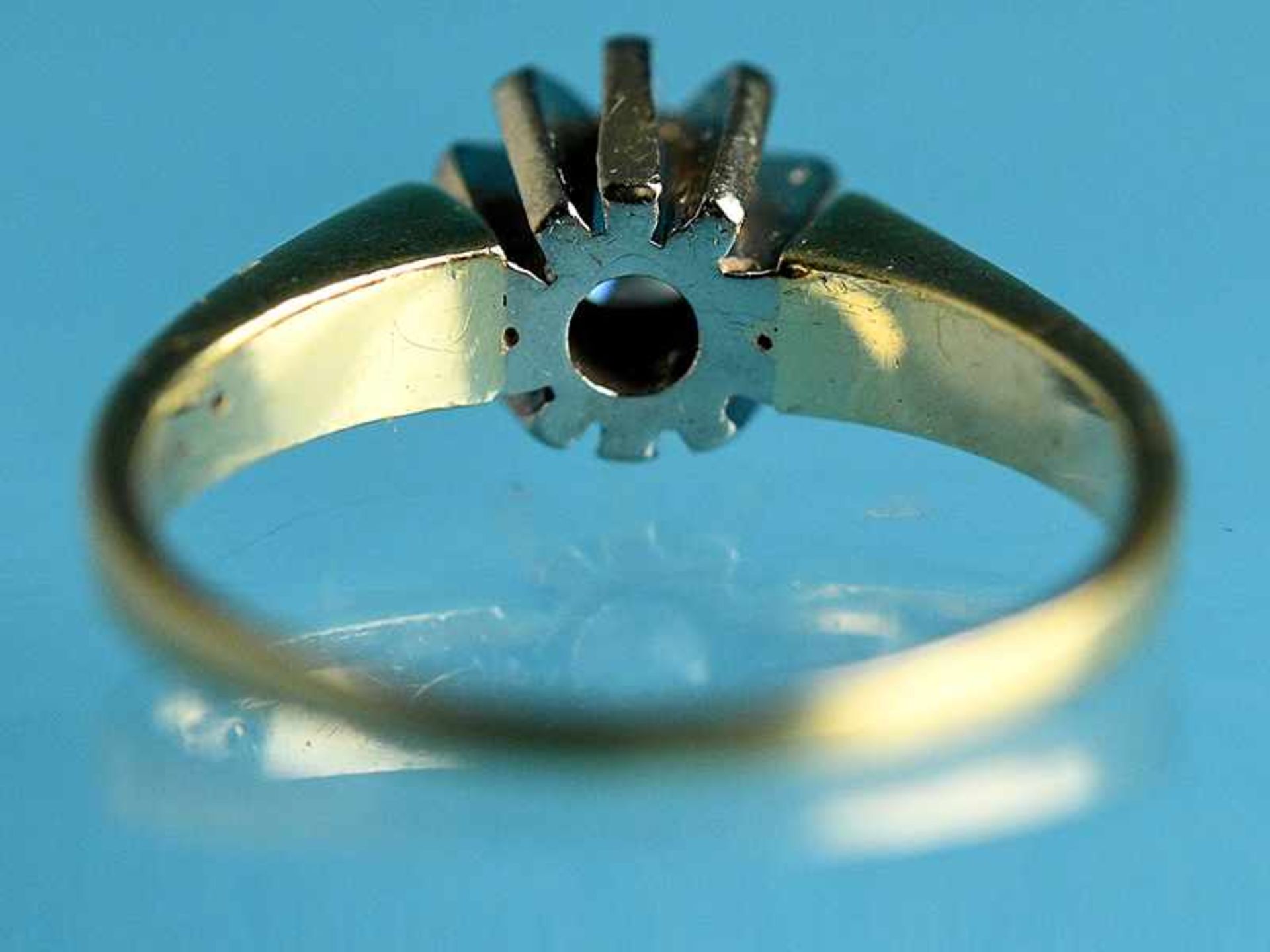 Solitärring mit Brillant ca. 0,35 ct, 60- er Jahre 585/- Gelb- und Weißgold. Gesamtgewicht ca. 4,5 - Bild 3 aus 3