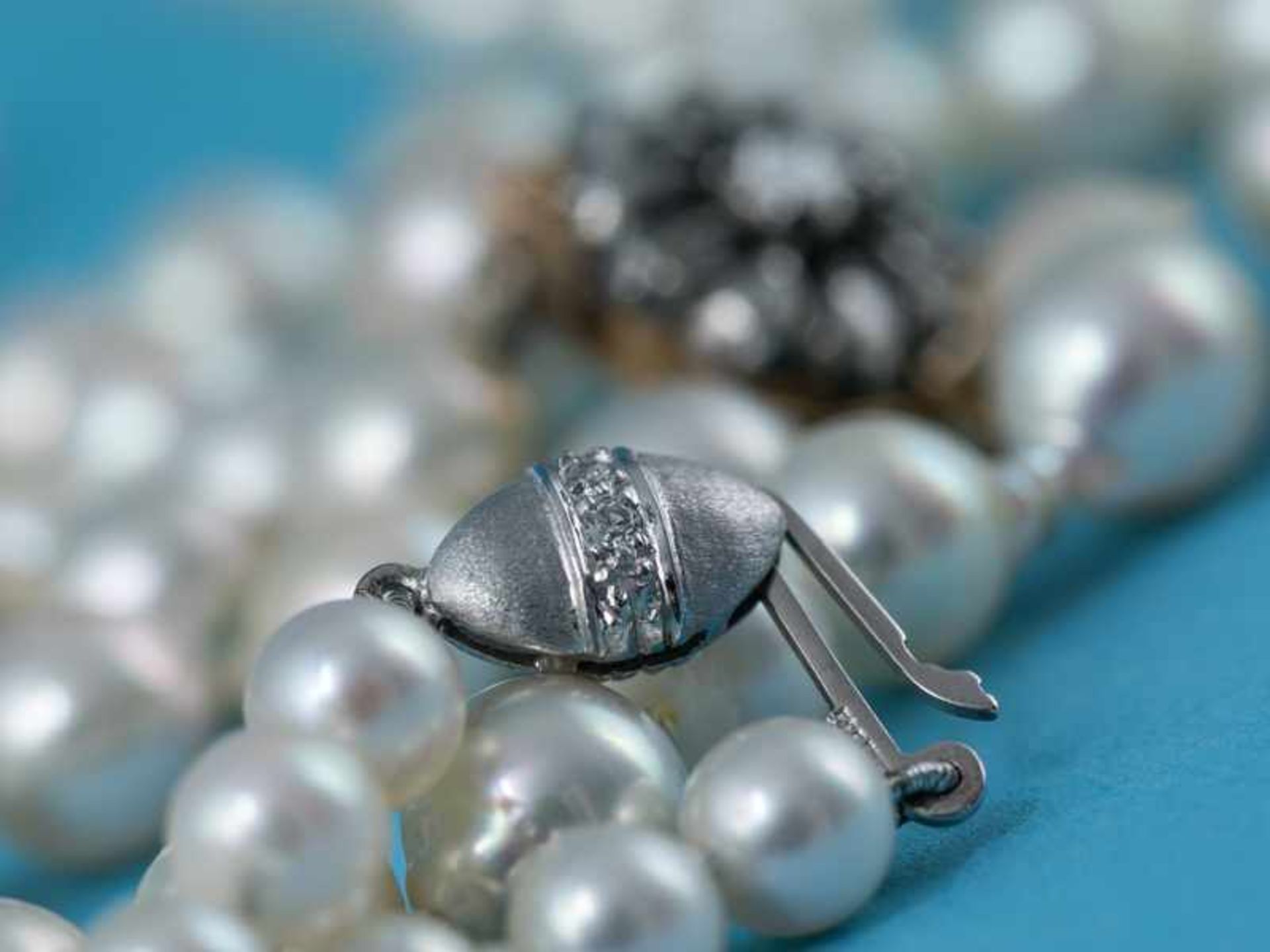 6 verschiedene Perlenketten und 3 diamantbesetzte Schließen, 20. Jh. Verschiedene Längen, - Image 3 of 4