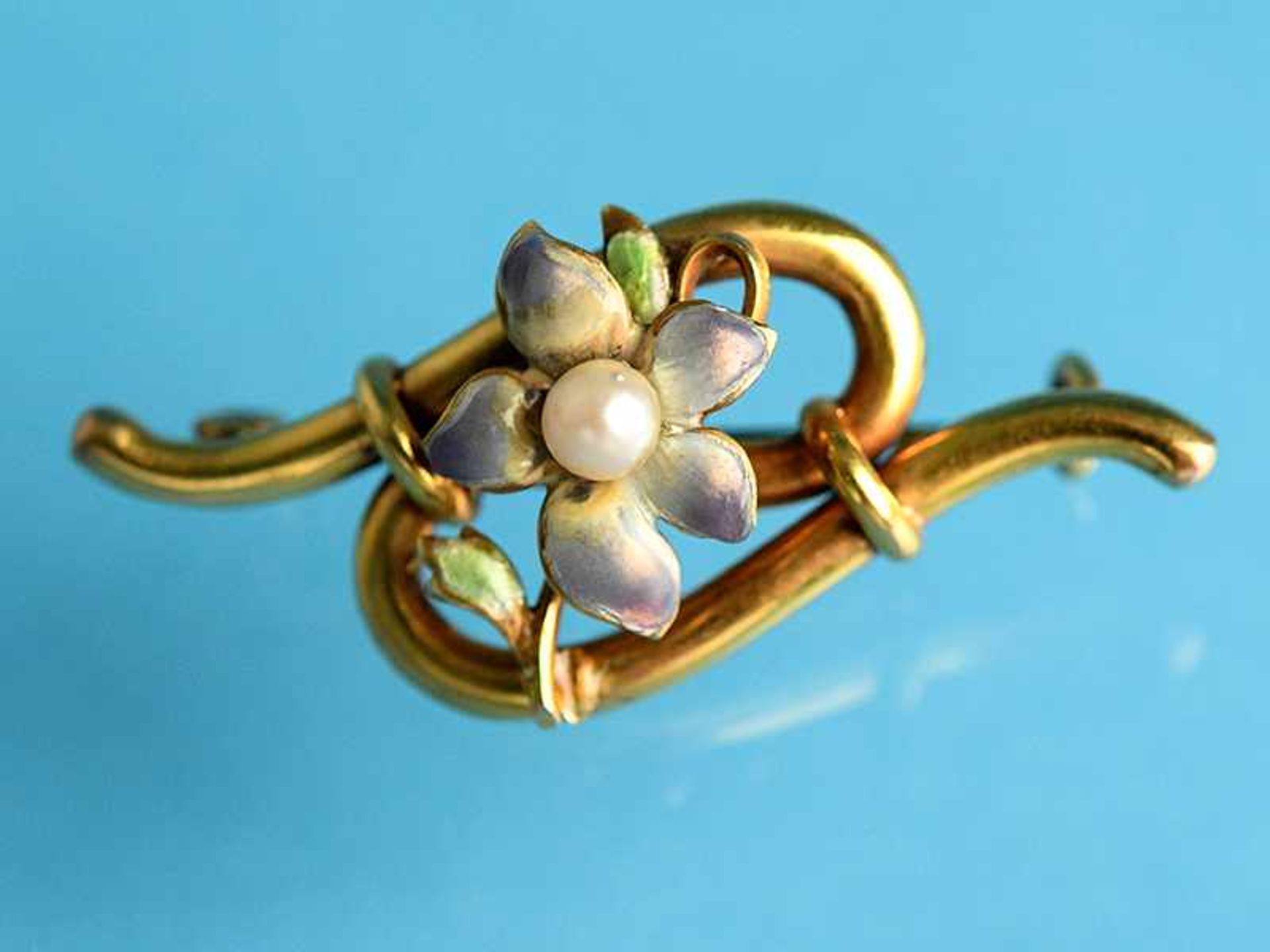 Nadel mit polychromer Emaille und Perle, Jugendstil 9 ct Gelbgold. Gesamtgewicht ca. 3,3 g.